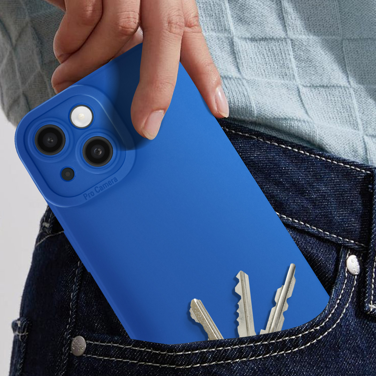 Mano che tiene custodia blu con telefono dentro, chiavi in tasca.