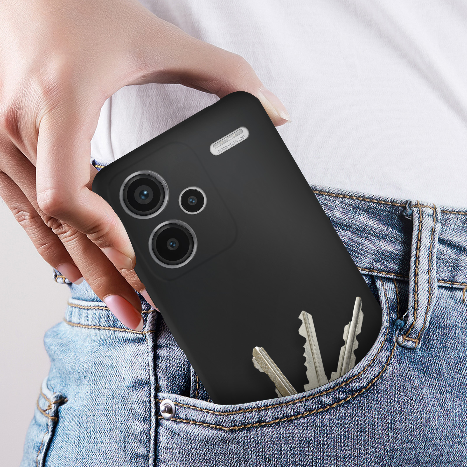 Smartphone nero in tasca con chiavi visibili, che mostra gli obiettivi della fotocamera.