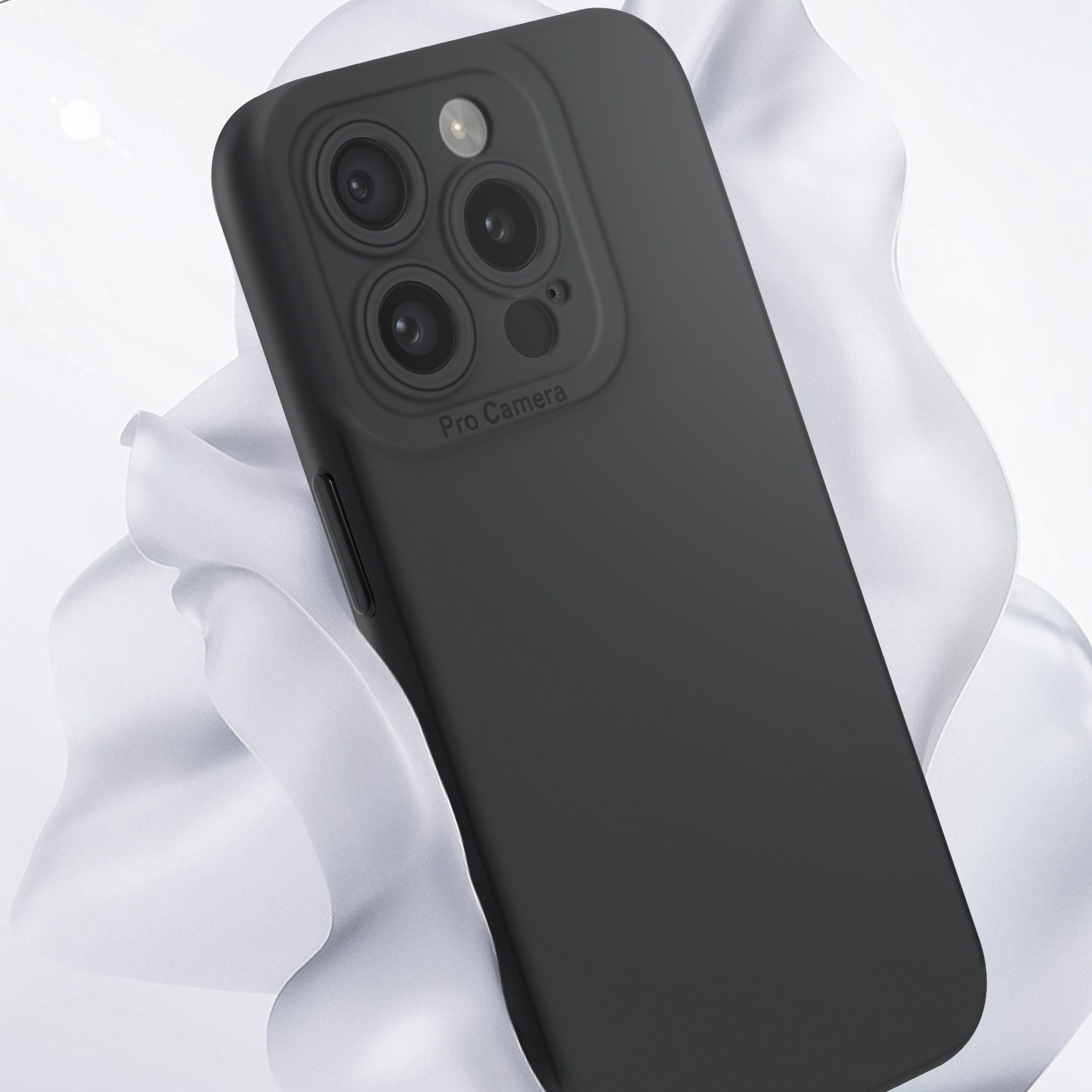 Custodia nera per telefono con tre obiettivi per fotocamera, con sfondo bianco, che mostra il retro.