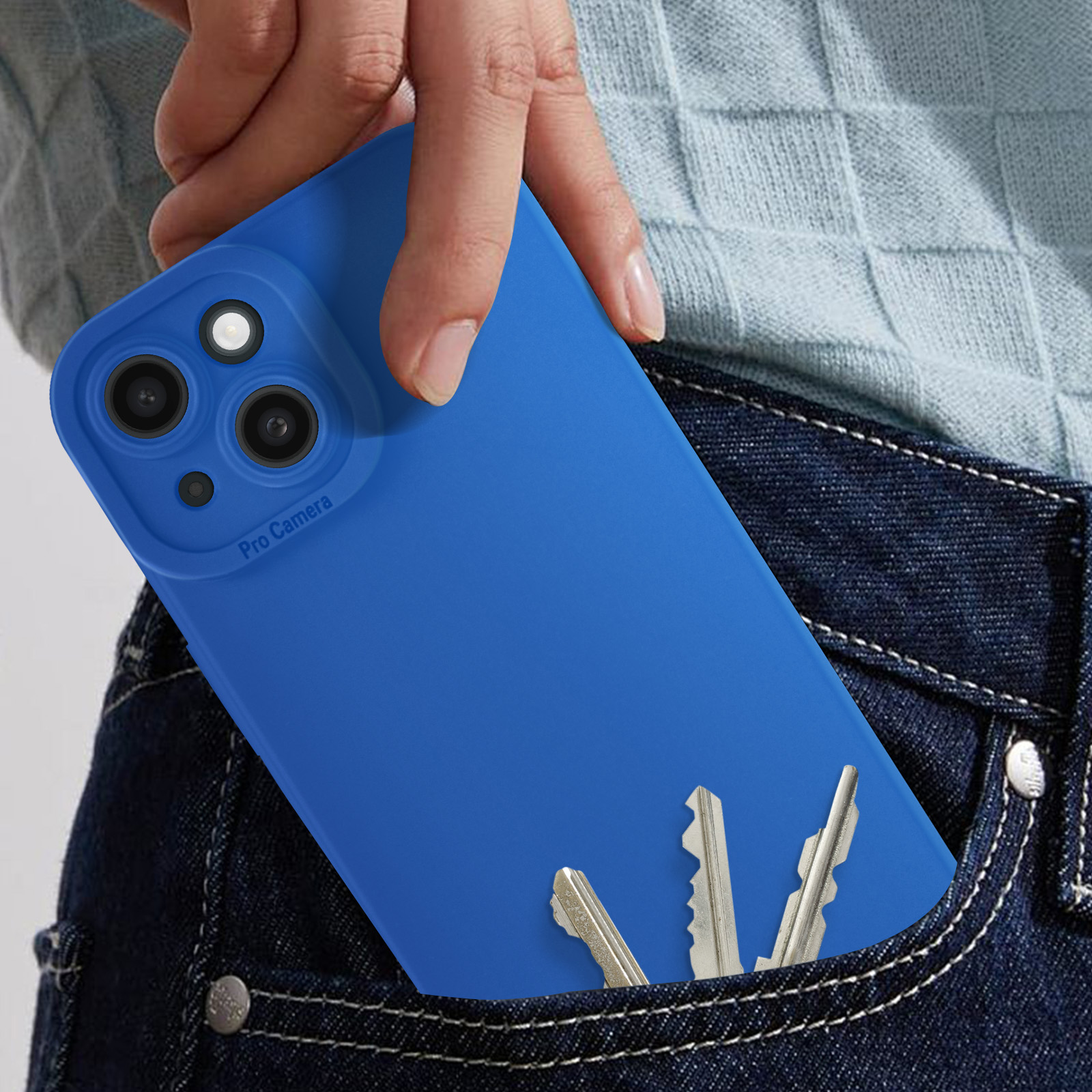 Mano che tiene un telefono blu in tasca con chiavi.