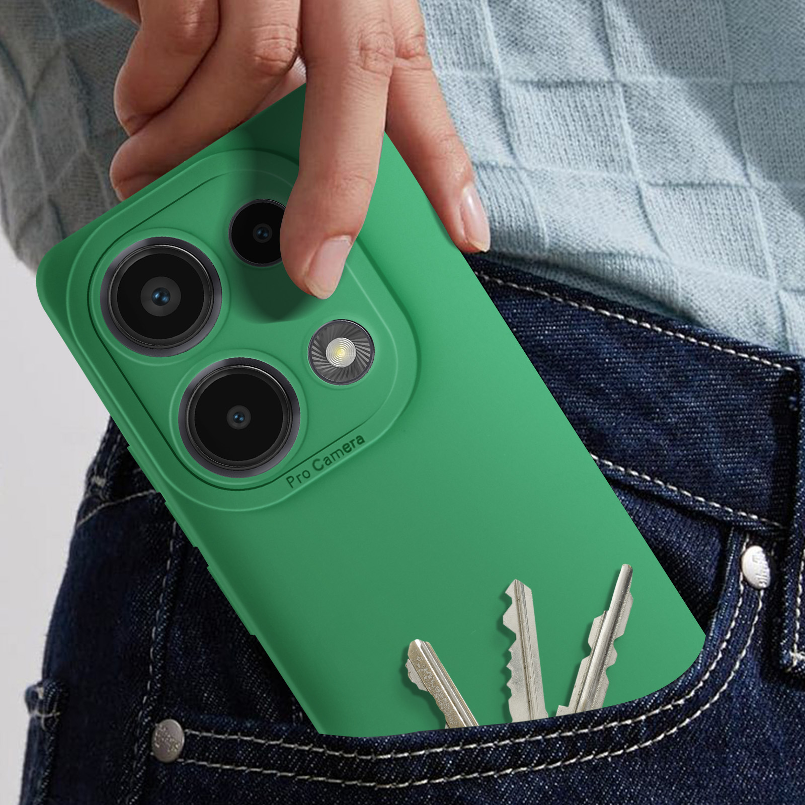 Mano che tiene una custodia verde con chiavi in tasca. Jeans sullo sfondo.