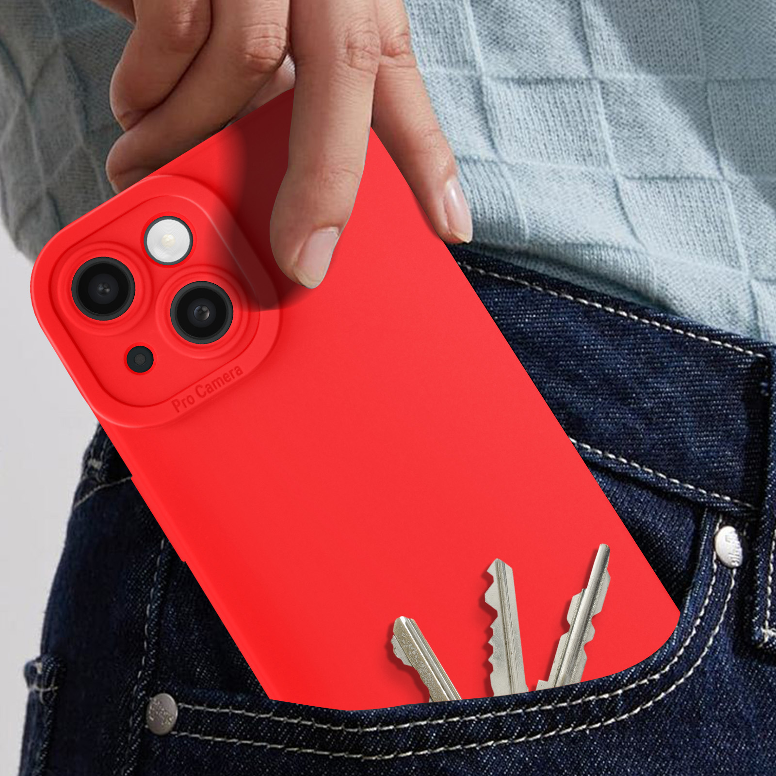 Una mano tiene una custodia rossa in tasca. Chiavi visibili nella tasca accanto al telefono.