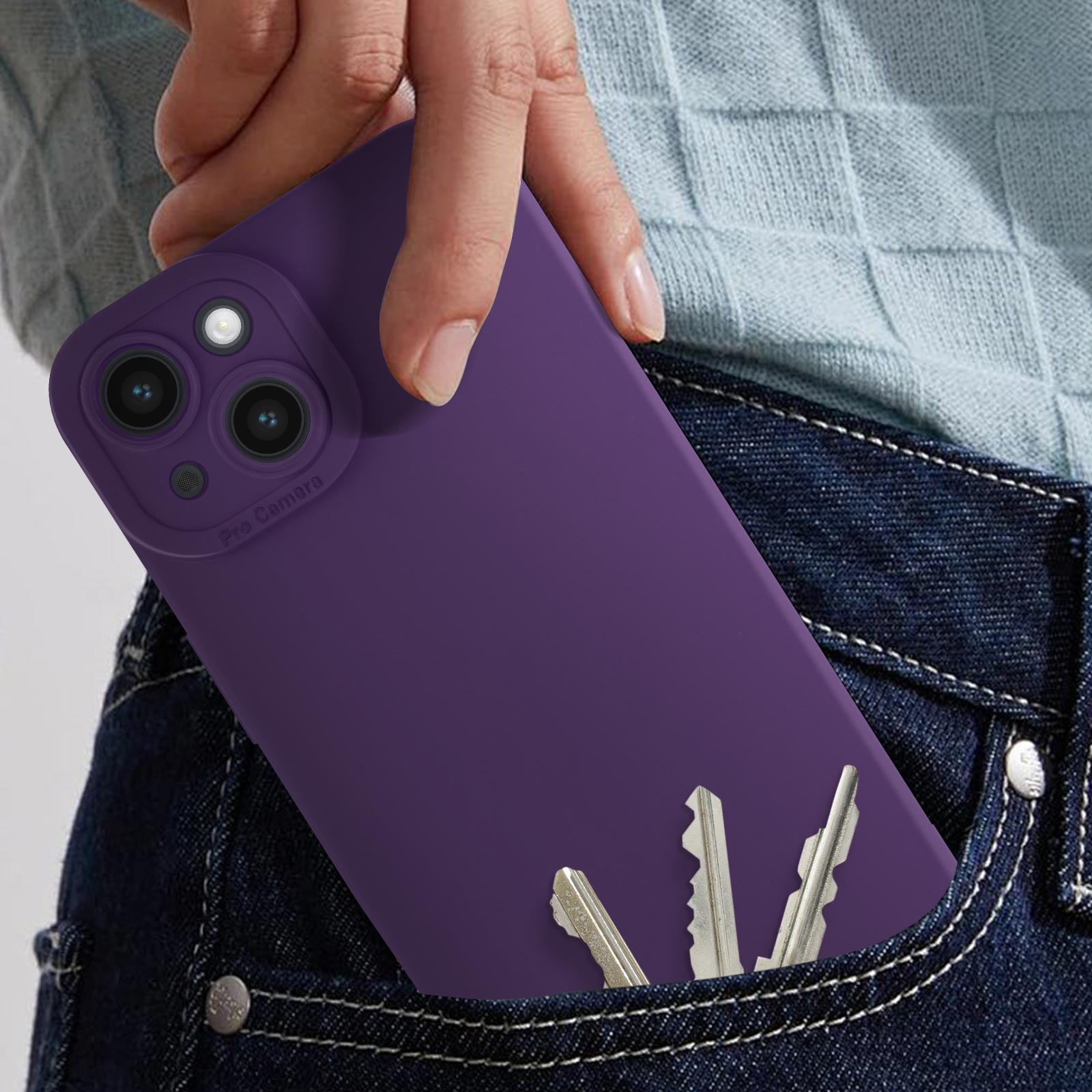 Un telefono viola in tasca con chiavi. Il telefono ha protuberanze per la fotocamera e dice "Pro Camera".