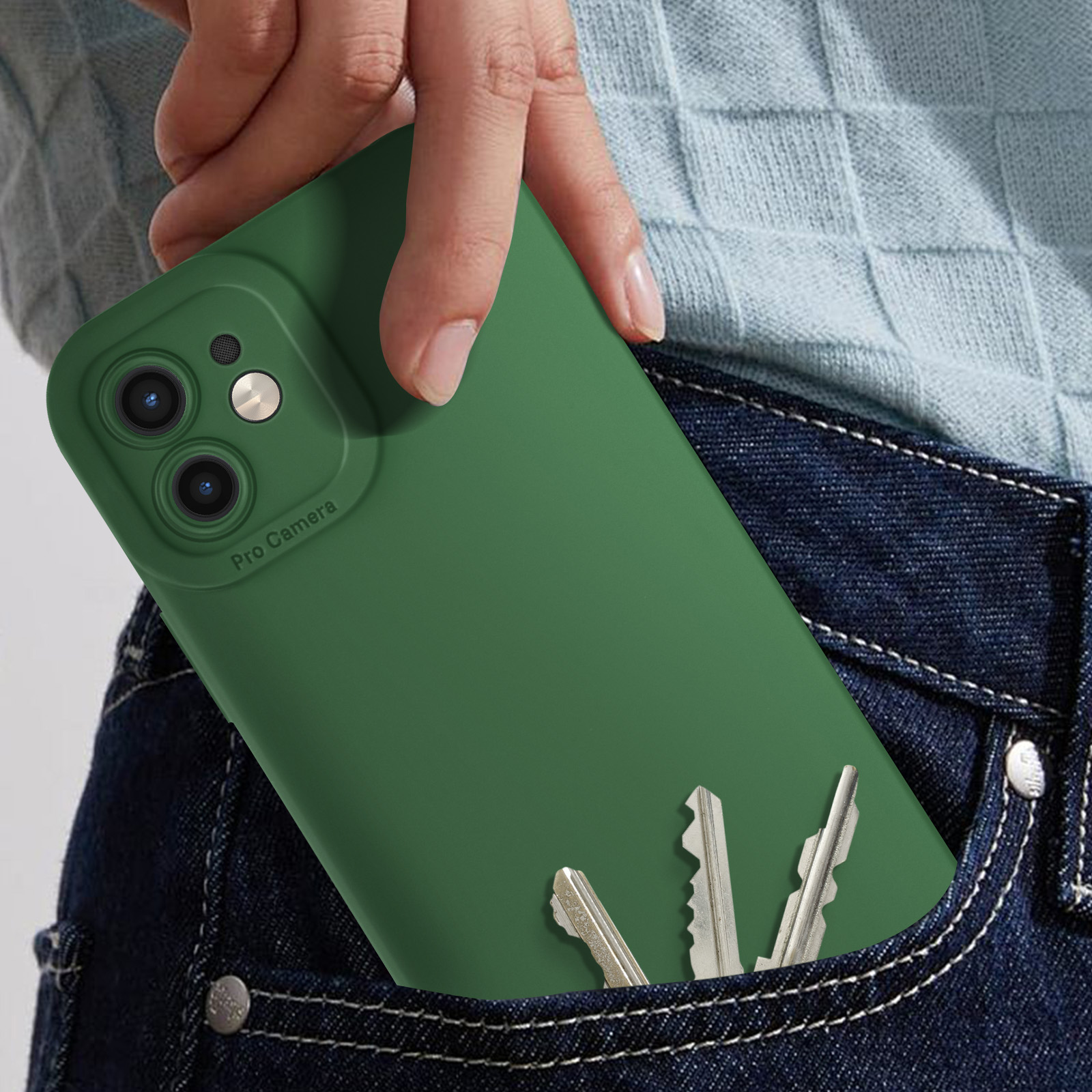 Mano in tasca di jeans tiene una custodia verde con chiavi. Le chiavi sono argentate.