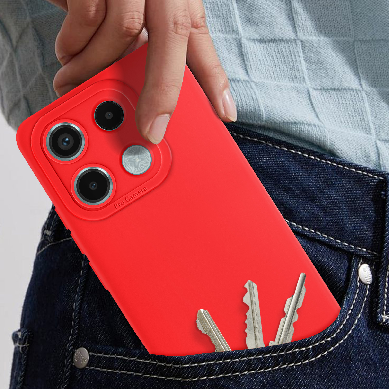 Main dans une poche tenant un téléphone rouge avec trois objectifs. Trois clés sont également dans la poche.