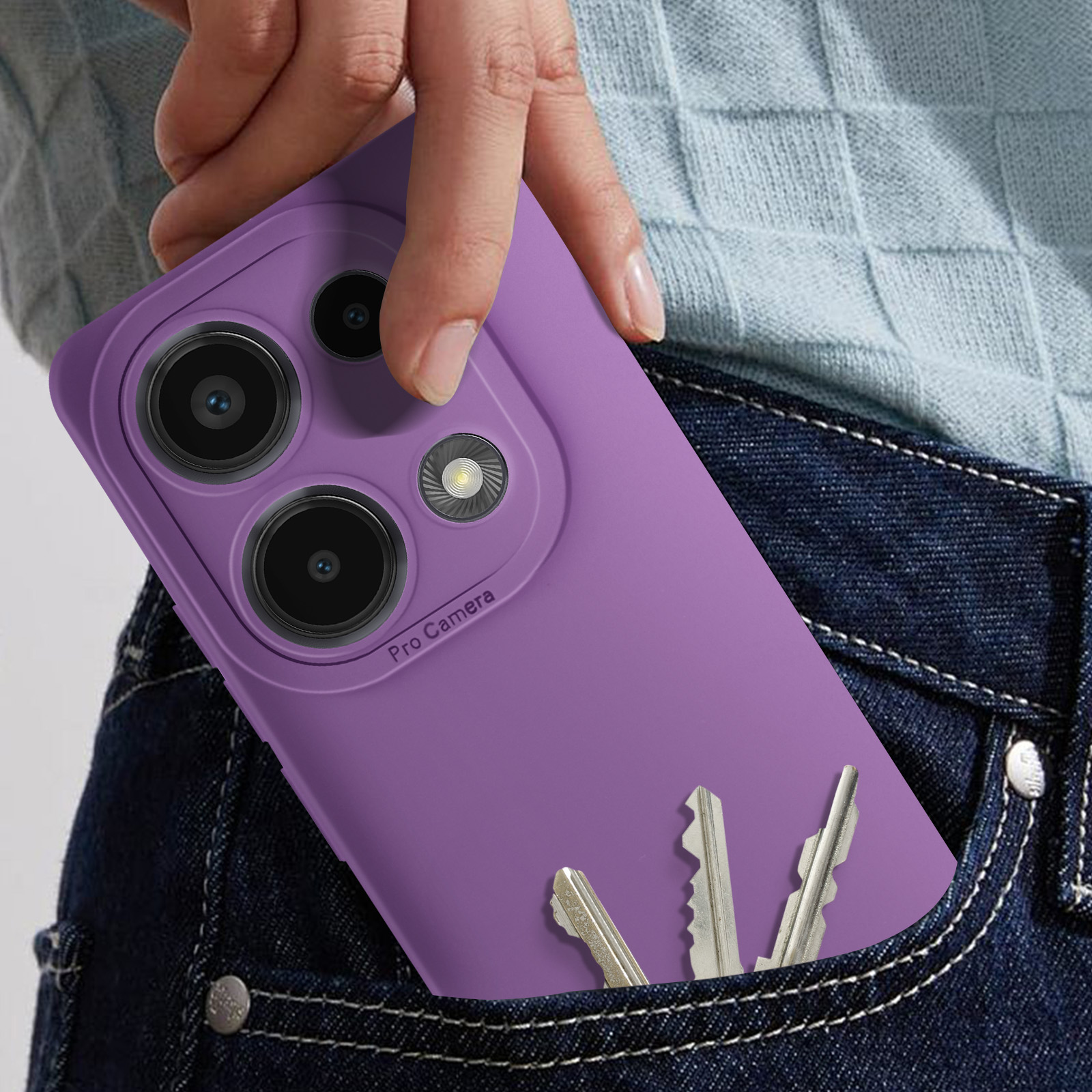 Una custodia per telefono viola in una tasca di jeans, con chiavi. La custodia ha un ritaglio per fotocamera e testo 'Pro Camera'.