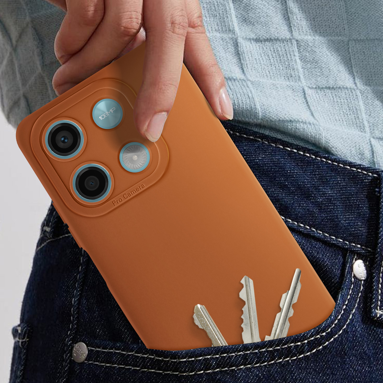 Un telefono marrone in tasca con chiavi. Il telefono ha tre fotocamere e la scritta 'Pro Camera'.