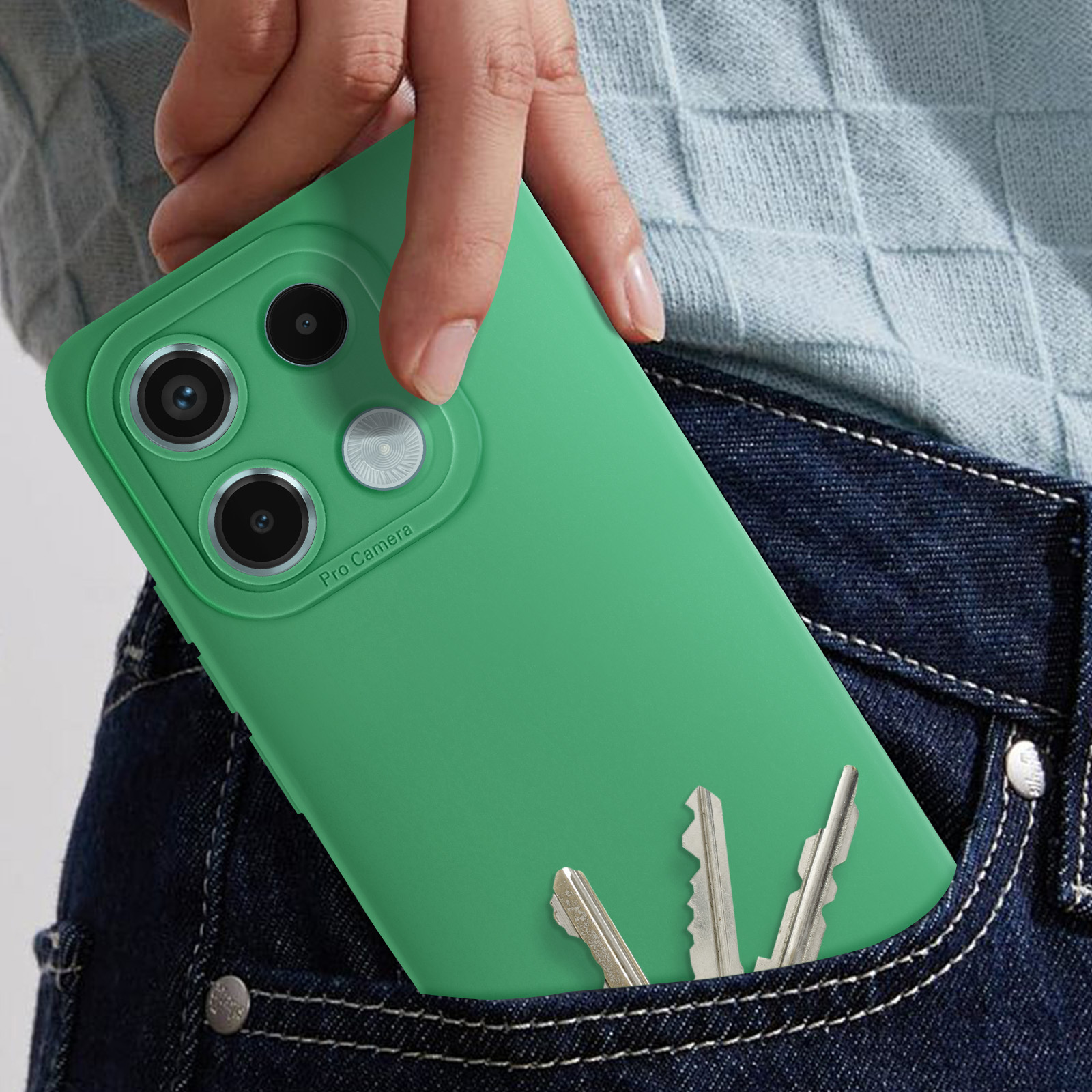 Telefono verde in tasca di jeans con chiavi visibili.