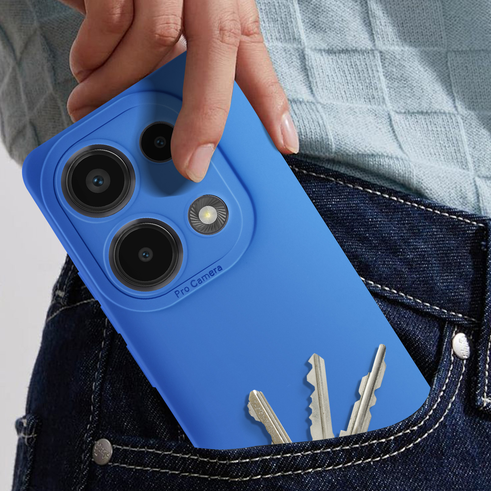 Custodia blu per telefono in tasca con chiavi. Tre fotocamere sono visibili.