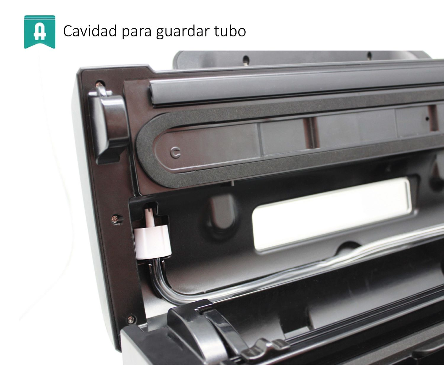 Primo piano dell'interno aperto di una sigillatrice sottovuoto, con un tubo bianco. Sfondo bianco e nero.