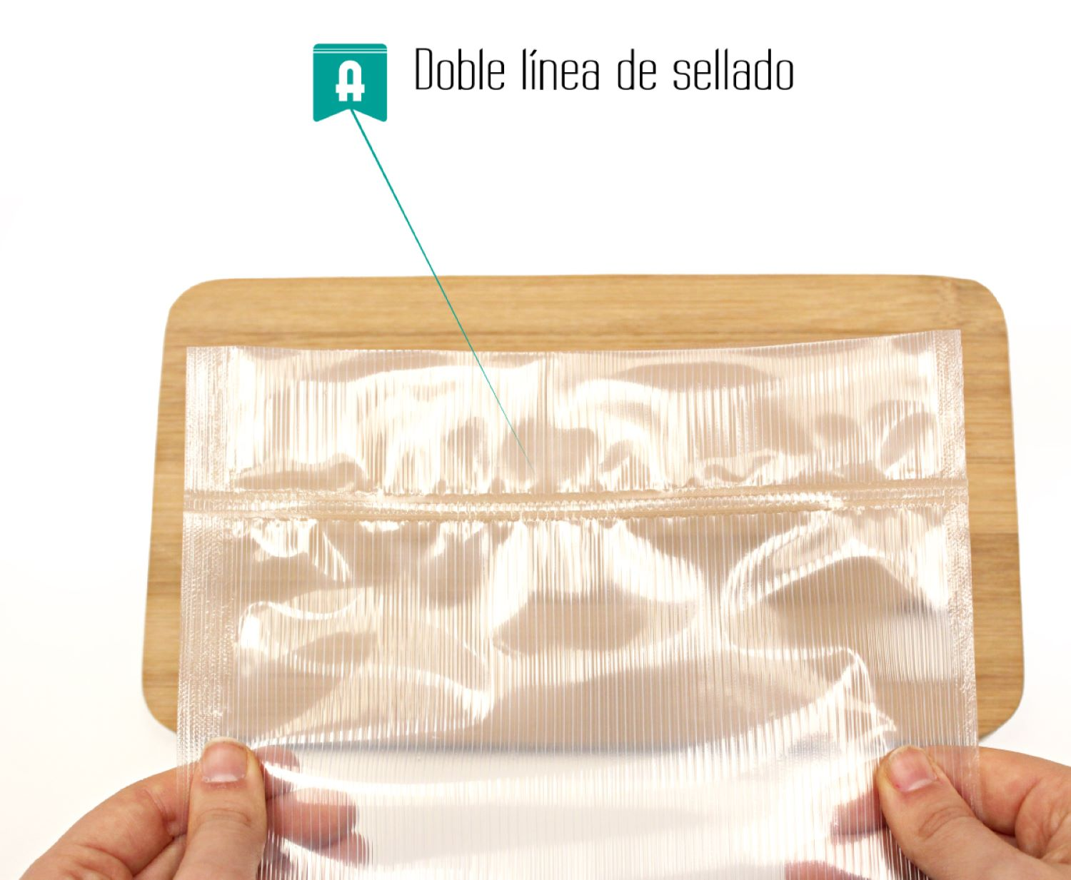 Busta di plastica trasparente con doppia linea sigillata, su tavola di legno.
