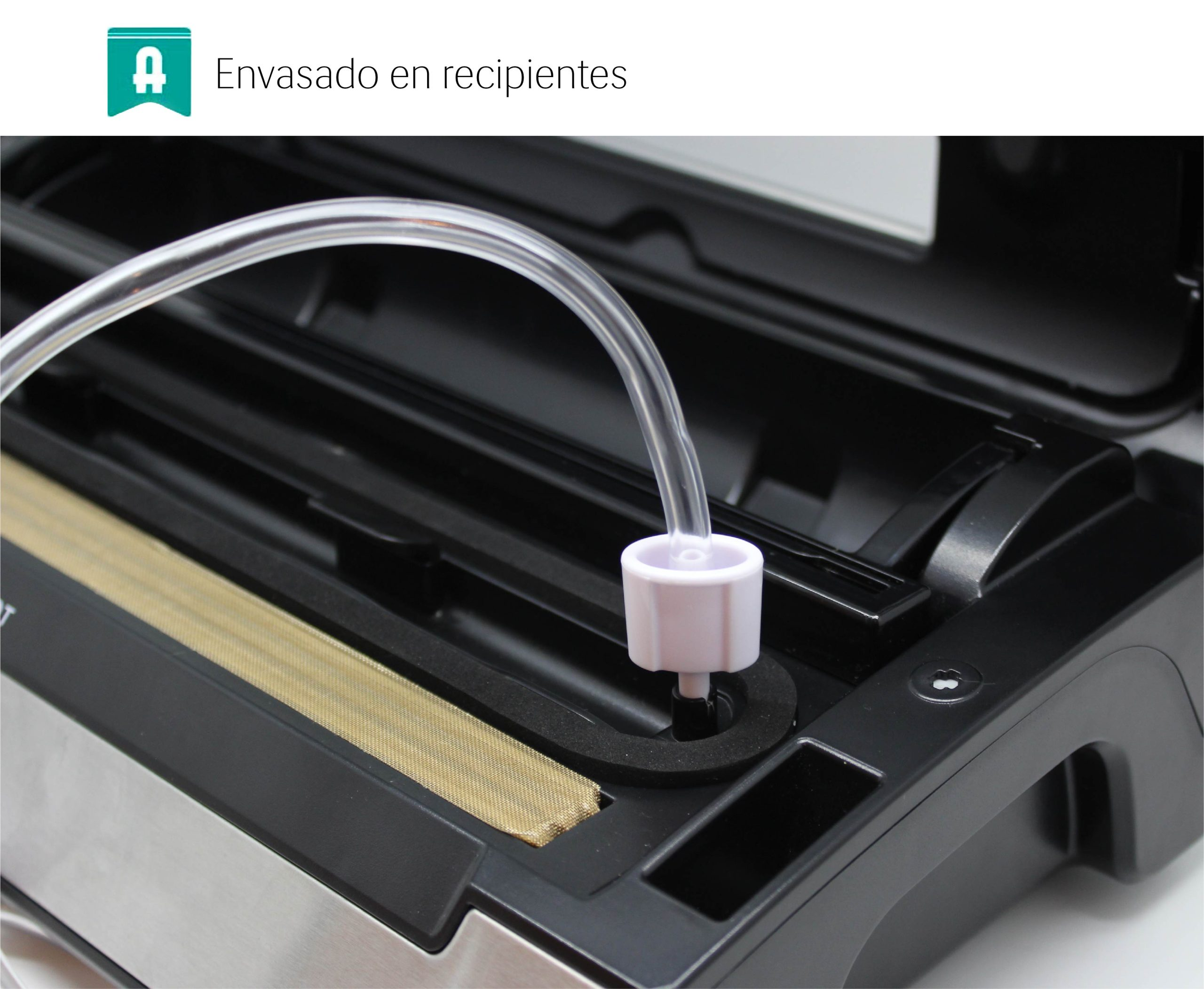 Primo piano di una sigillatrice sottovuoto con tubi inseriti nella macchina.