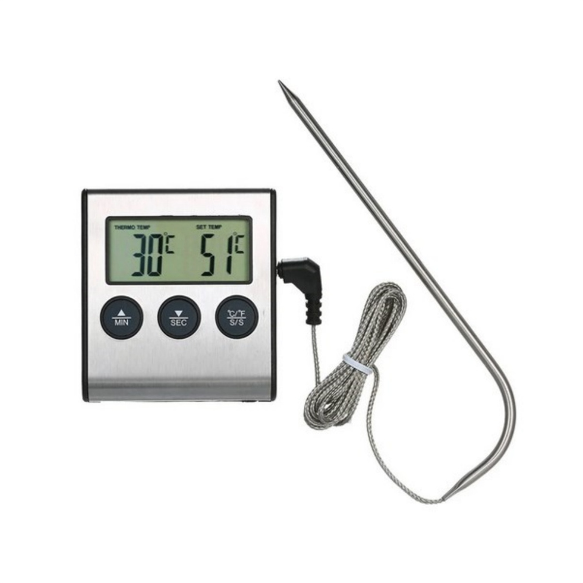 Digitales Thermometer mit Sonde. Anzeige zeigt Temperatur. Silbernes Gehäuse mit schwarzen Knöpfen. Weißer Hintergrund.