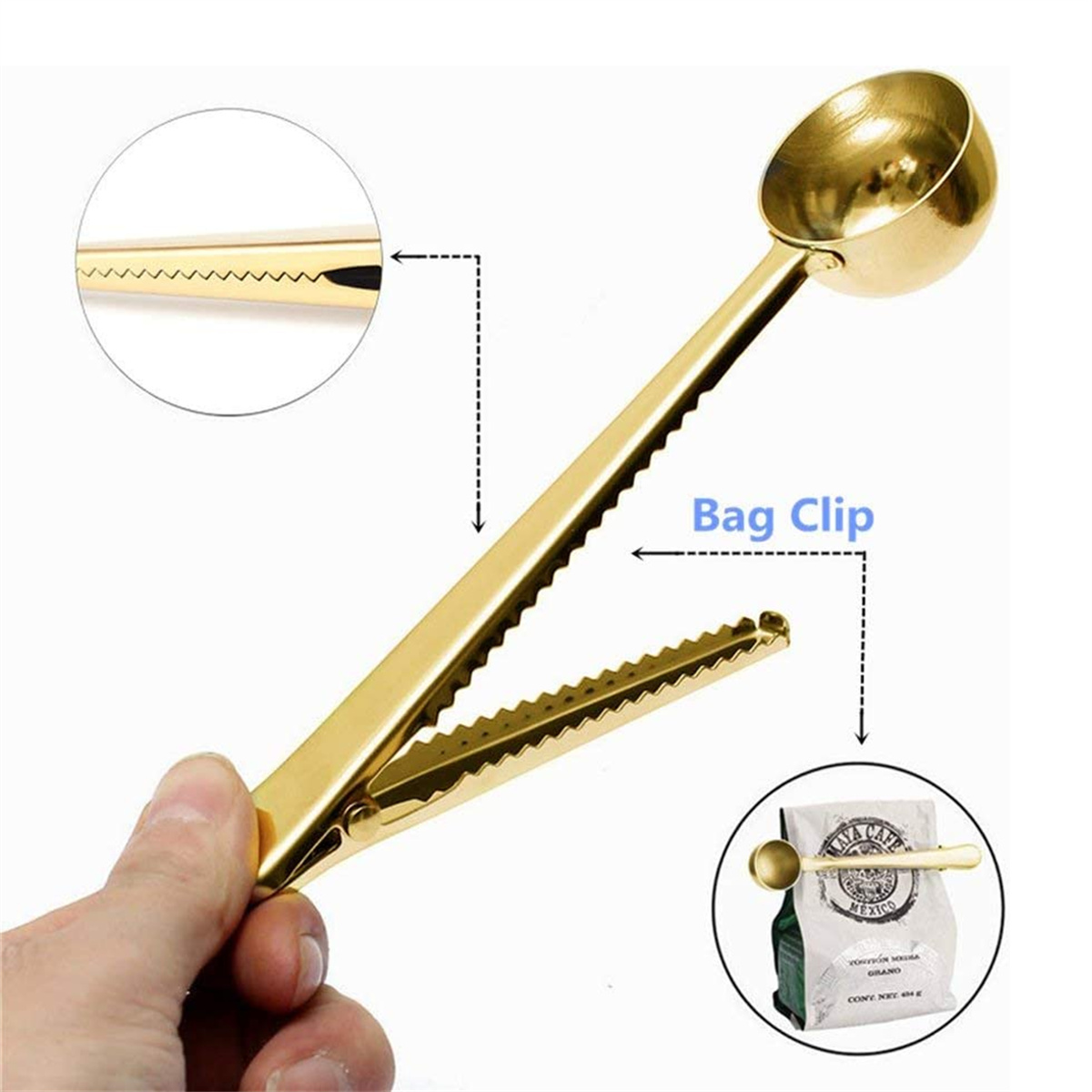 Goldener Kaffeelöffel mit Clip. Eine Hand hält den Löffel. Eine Kaffeetüte und der Löffel sind in der Ecke.