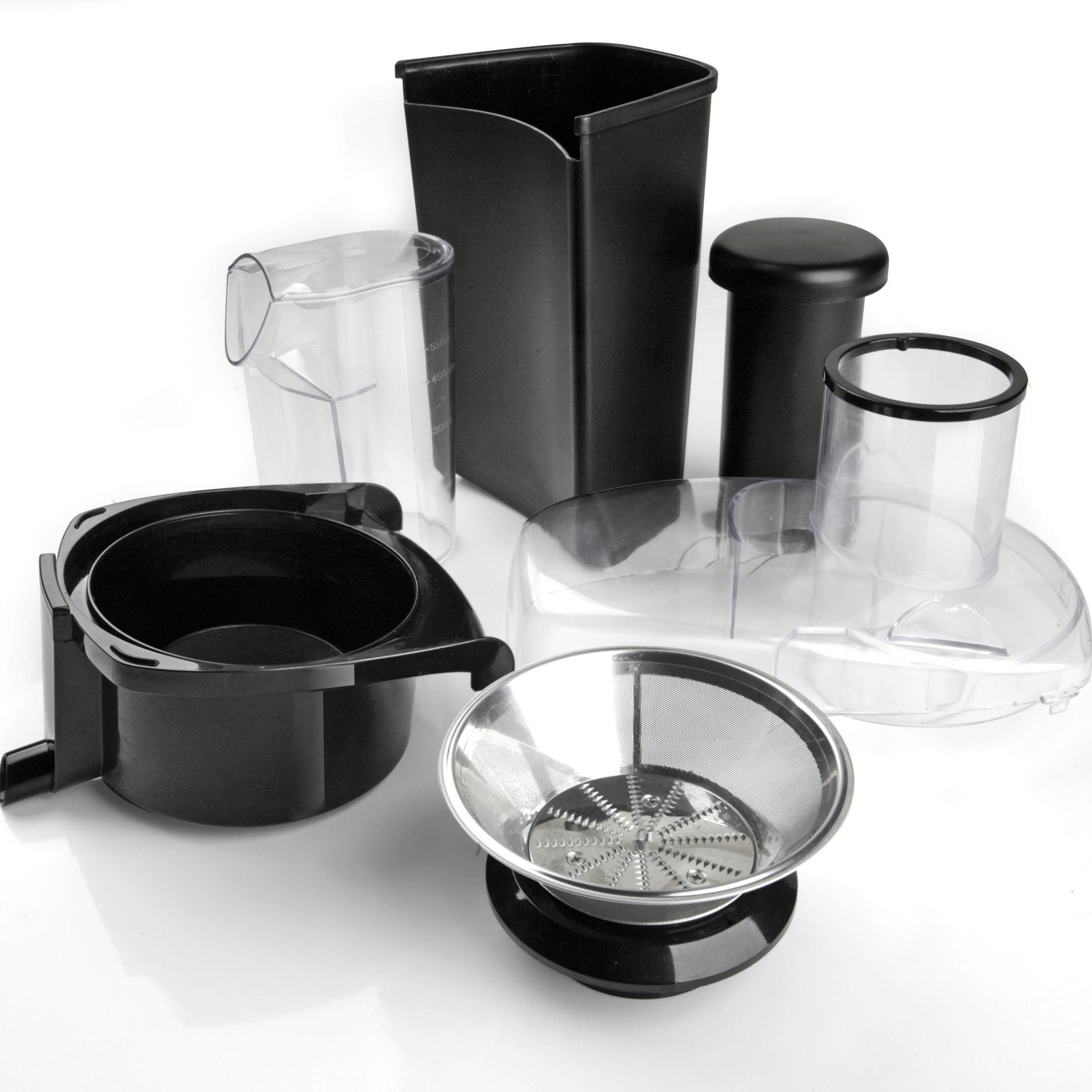 Varias piezas de plástico negro y transparente de una exprimidora sobre una superficie blanca.