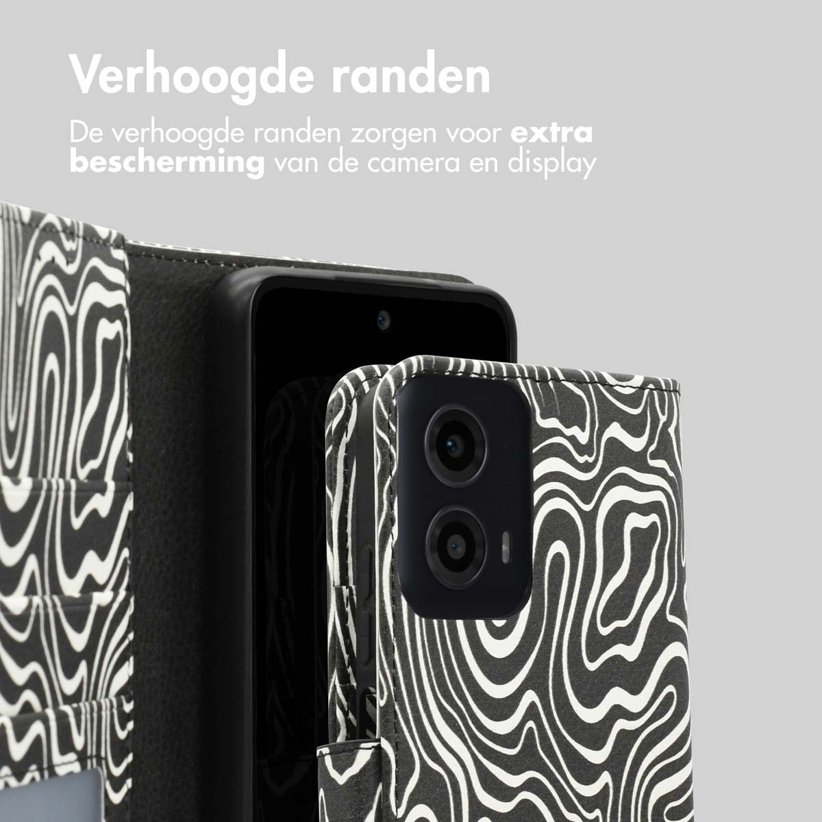 Telefoonhoesje met een zwart-wit patroon, met een telefoon erin. De hoes heeft verhoogde randen.