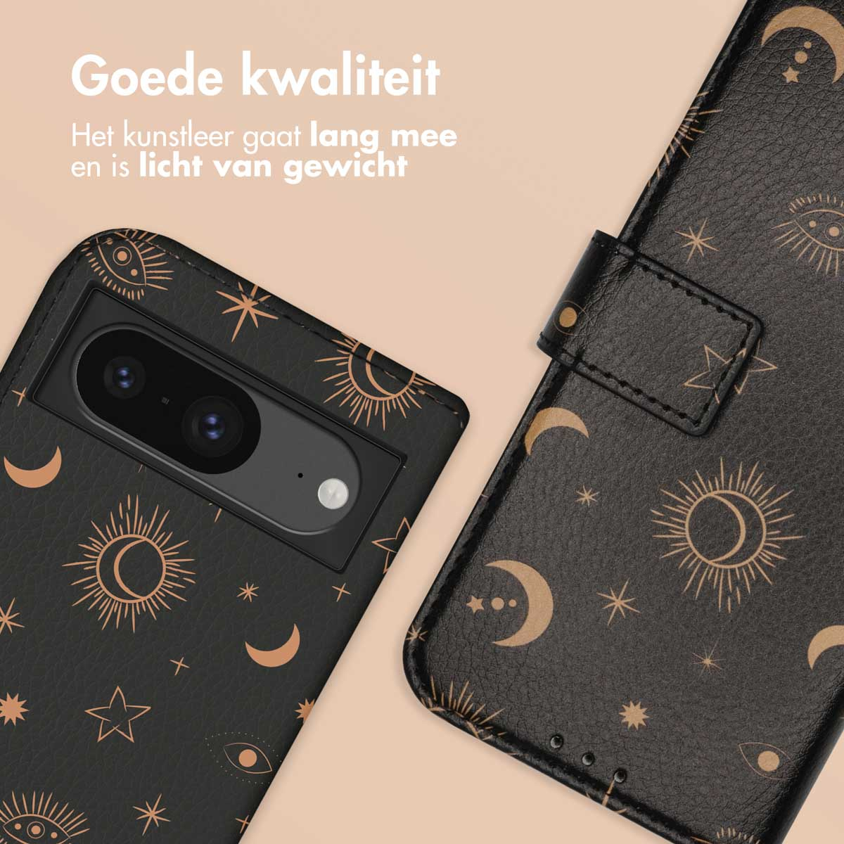 Dettaglio della custodia del telefono, pelle nera con motivo luna e stelle. Aperta per mostrare il telefono. Buona qualità.