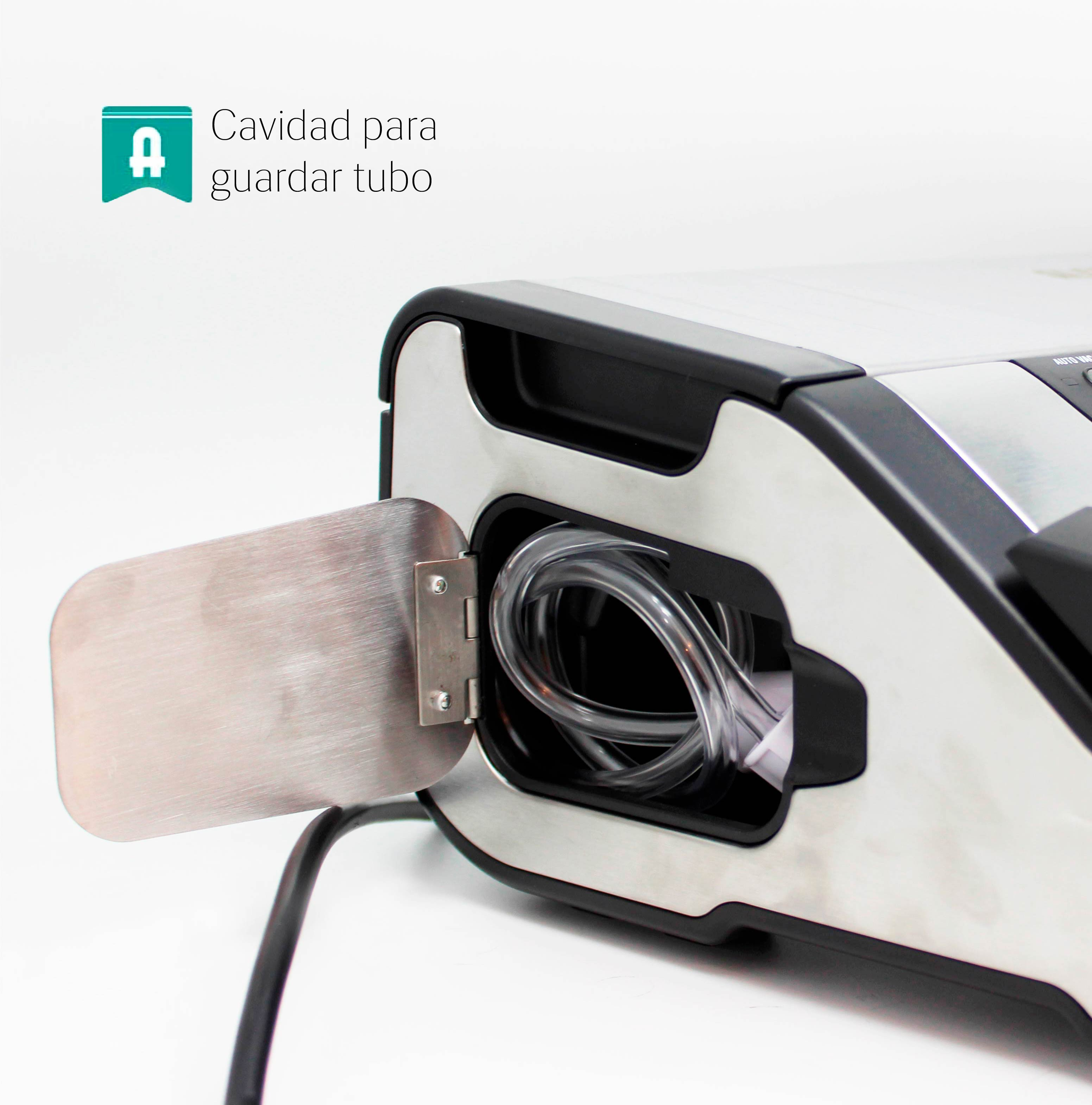 Compartimento abierto de una máquina con un tubo dentro, con texto arriba en español.