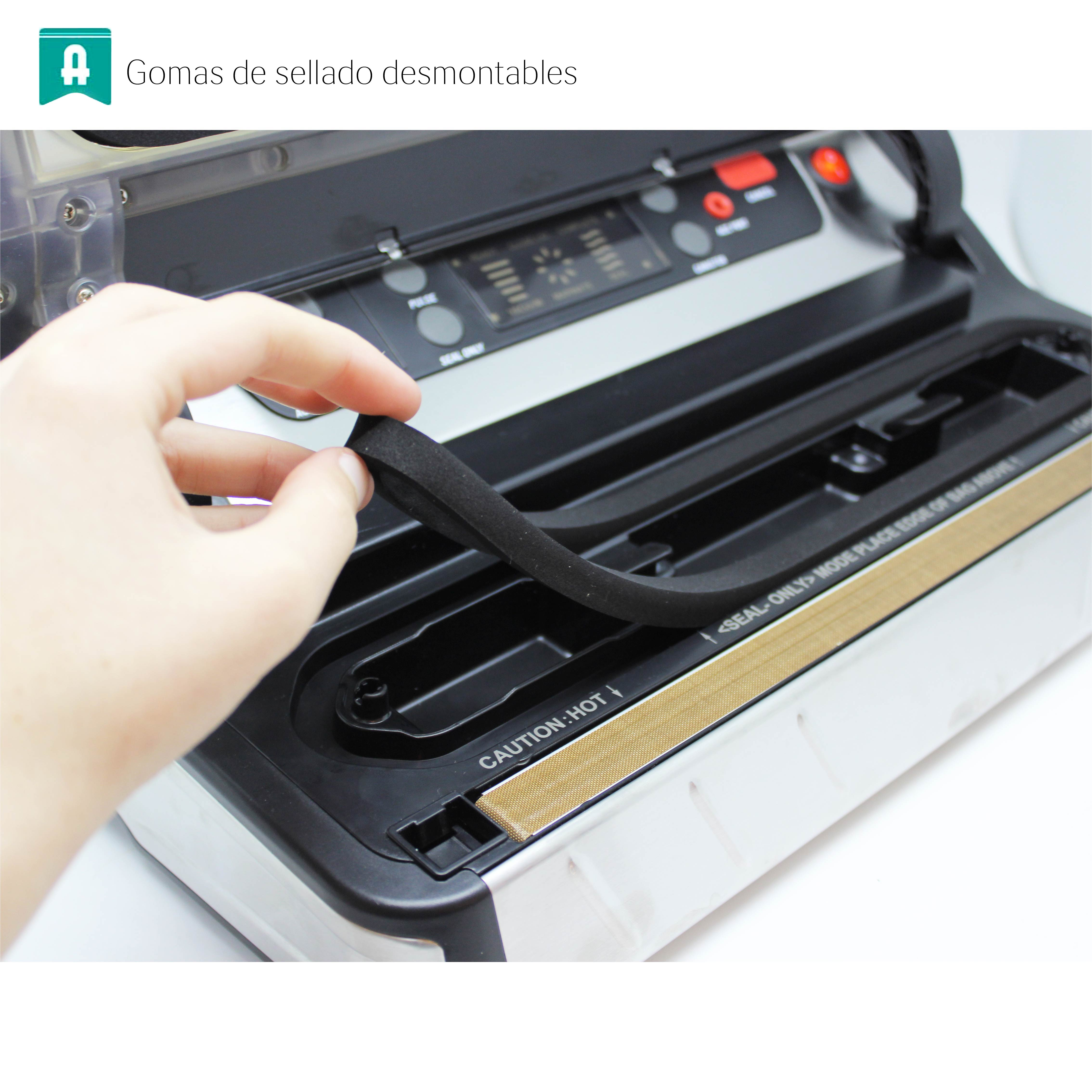 Una mano quitando un sello de espuma negra de una máquina selladora al vacío.