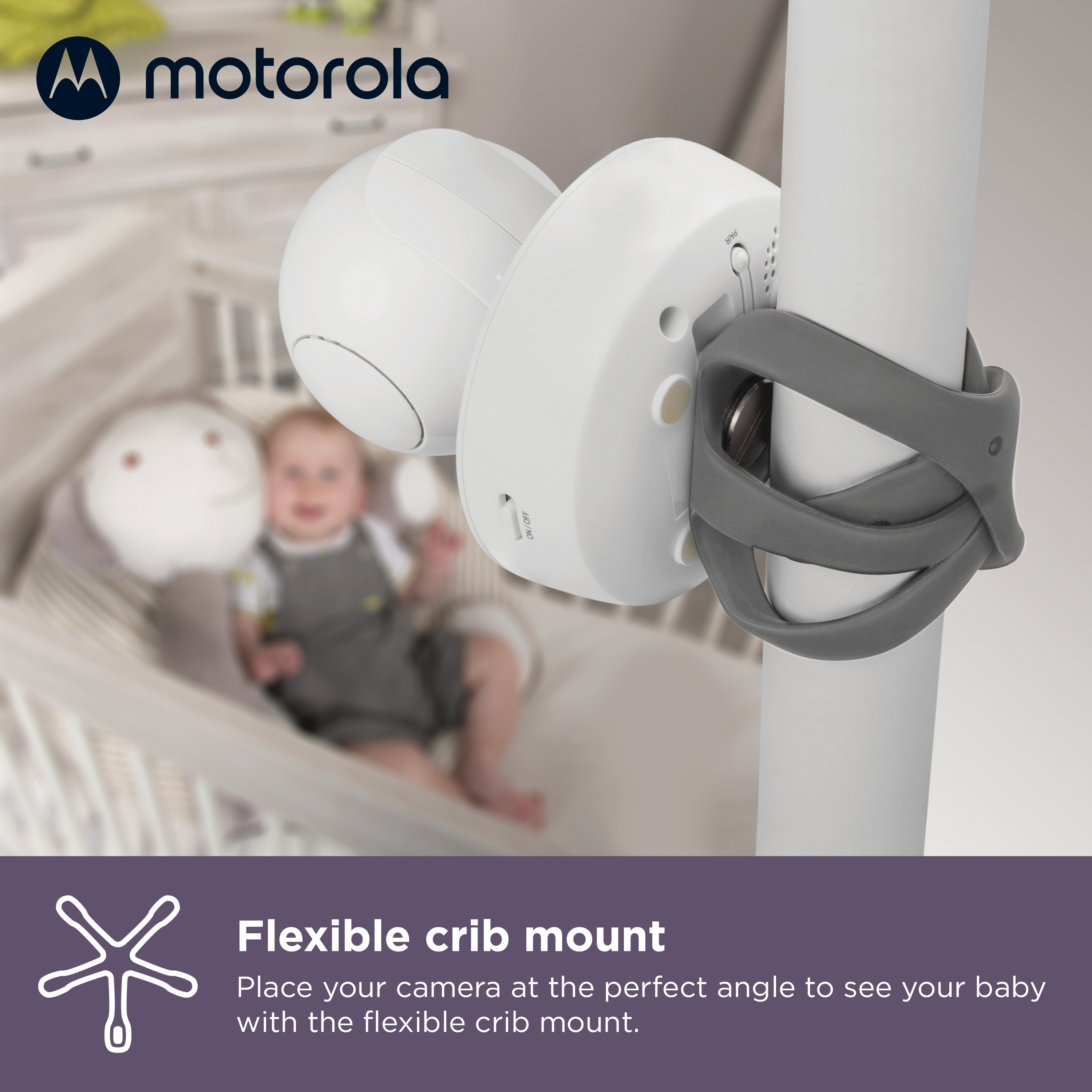 Ein Babyphone an einem Kinderbett befestigt. Der Monitor hat zwei runde Kameras. Motorola-Logo sichtbar.