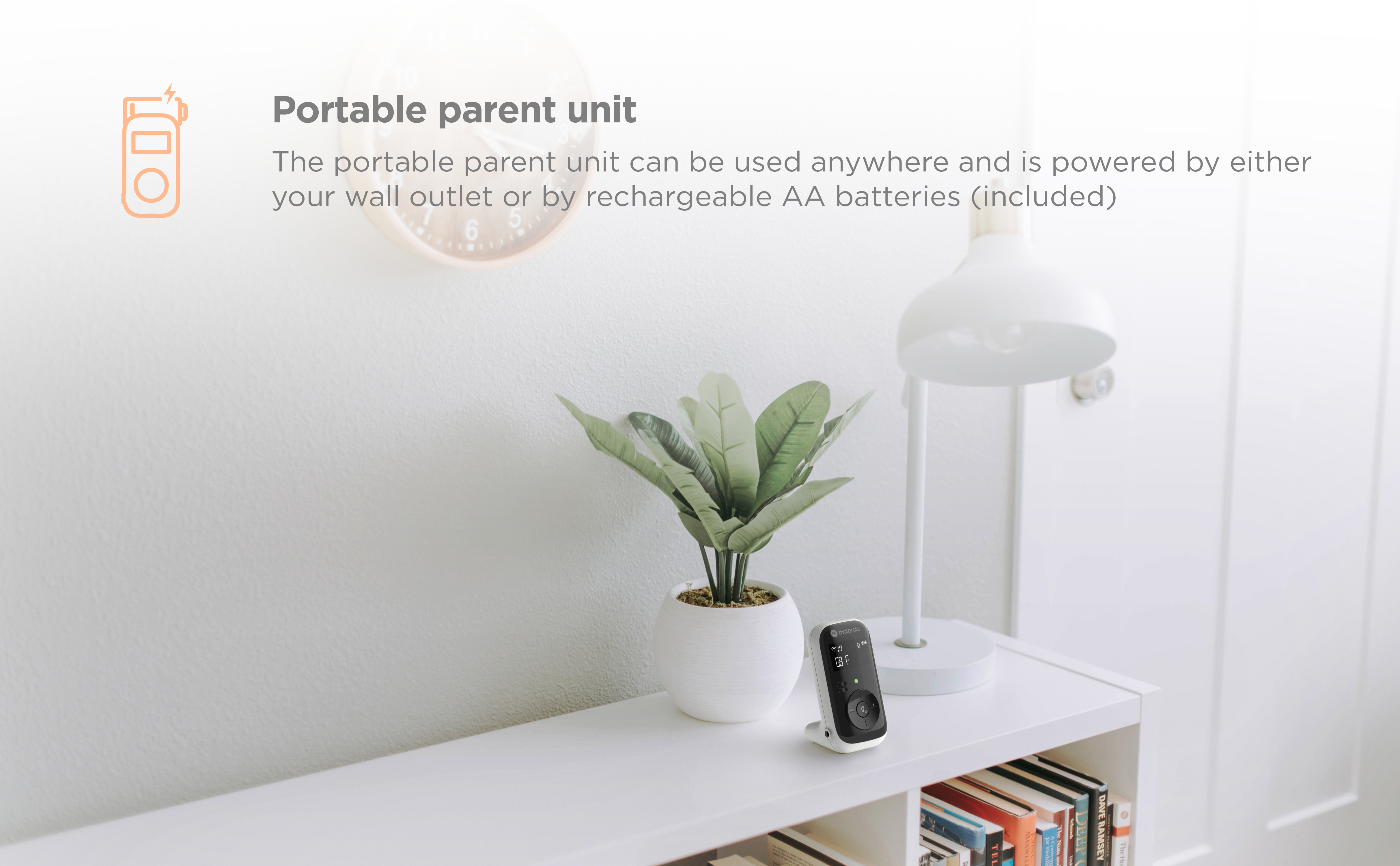 Ein Schreibtisch mit einer Pflanze, Lampe und Elterneinheit eines Babyphones. Text erklärt Funktionen.