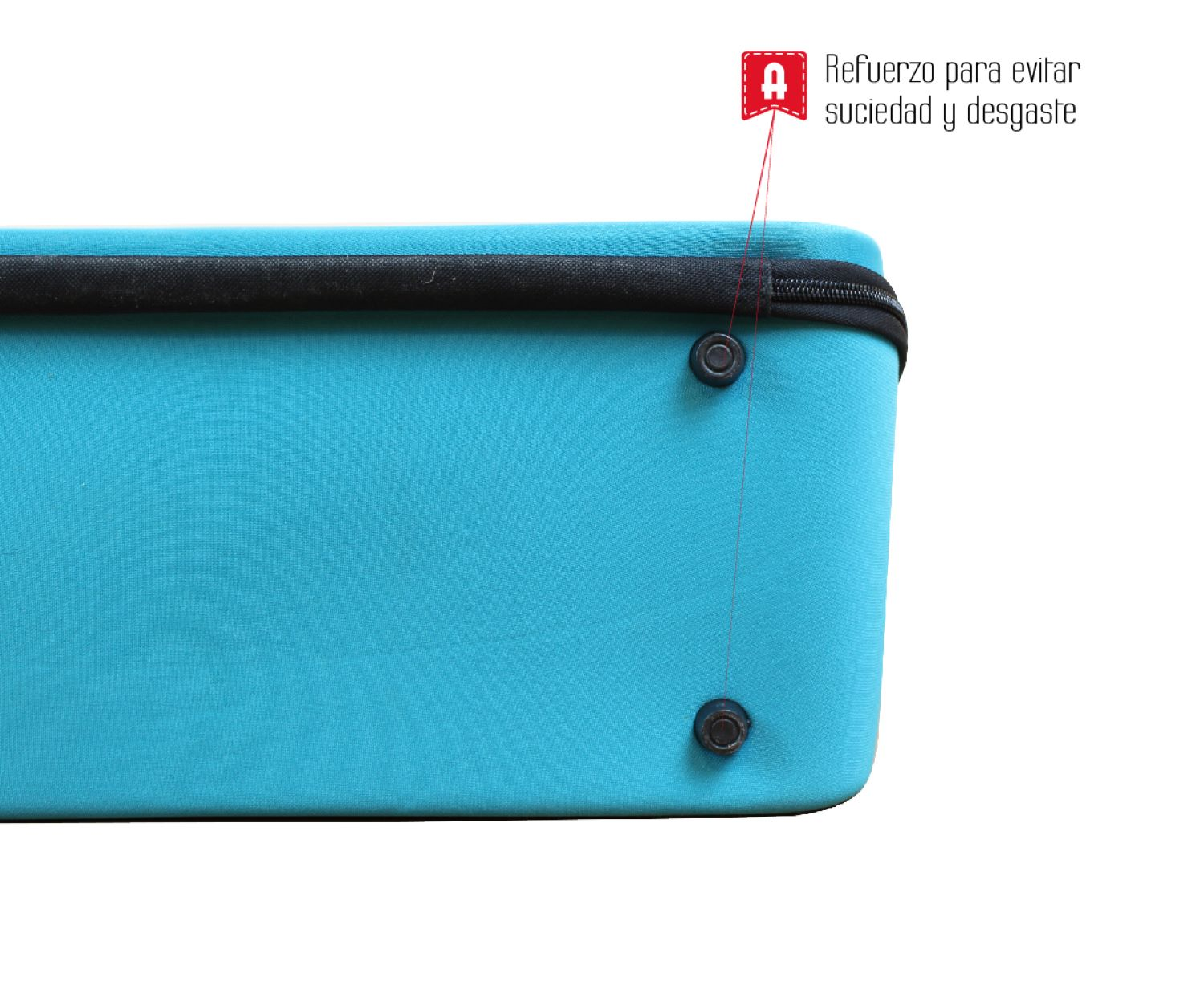 Una funda azul claro con dos botones negros. La funda está sobre un fondo blanco.