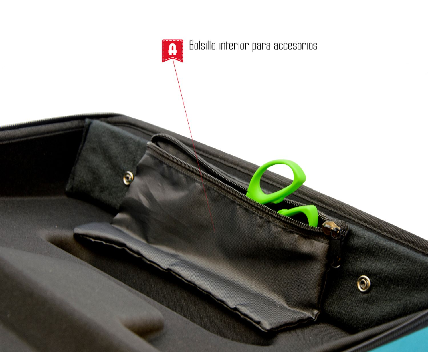 Interior de un estuche que muestra un pequeño bolsillo negro con cremallera y un objeto verde.