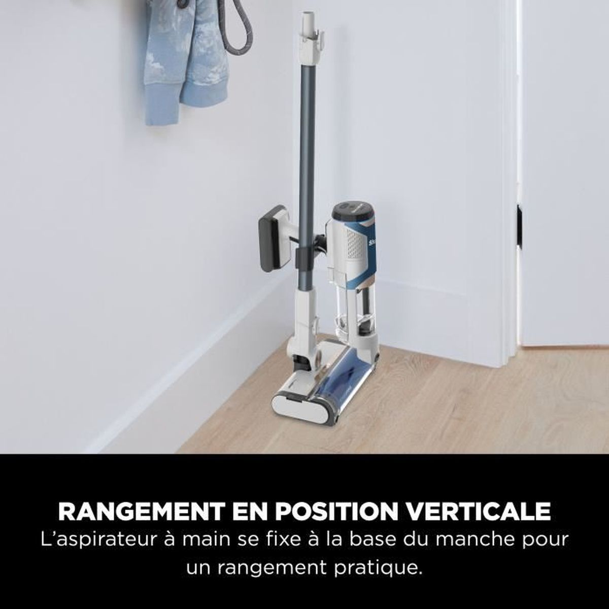 Una aspiradora en posición de almacenamiento vertical contra una pared. Texto en francés sobre almacenamiento vertical.