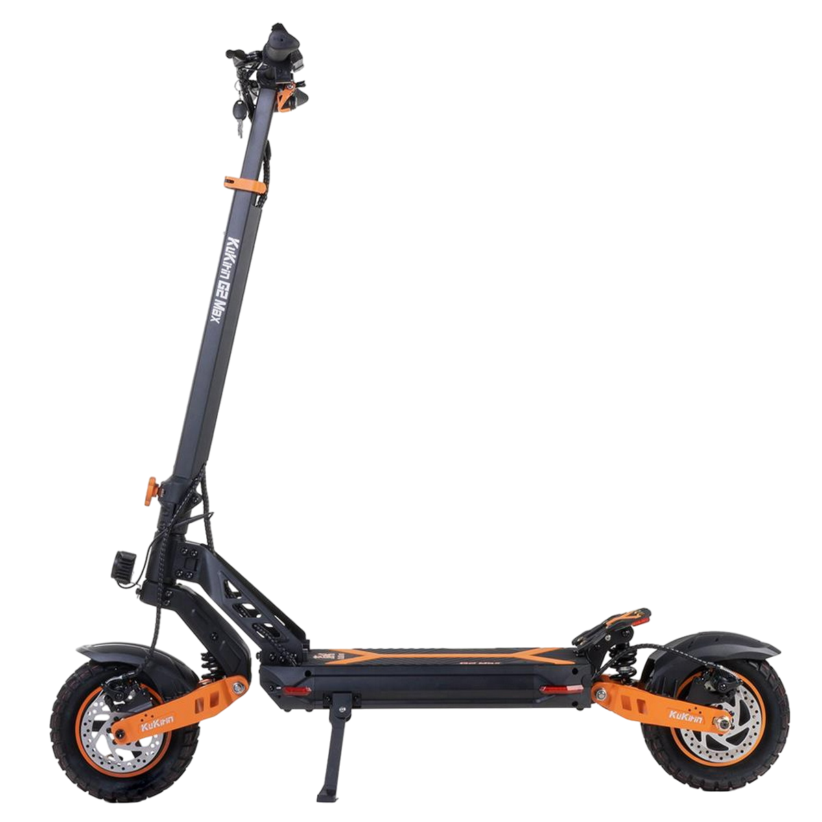 Schwarzer Elektroroller mit orangefarbenen Akzenten. Hat einen Ständer, Lichter und ein Display. Der Name Kukirin G2 Max ist sichtbar.