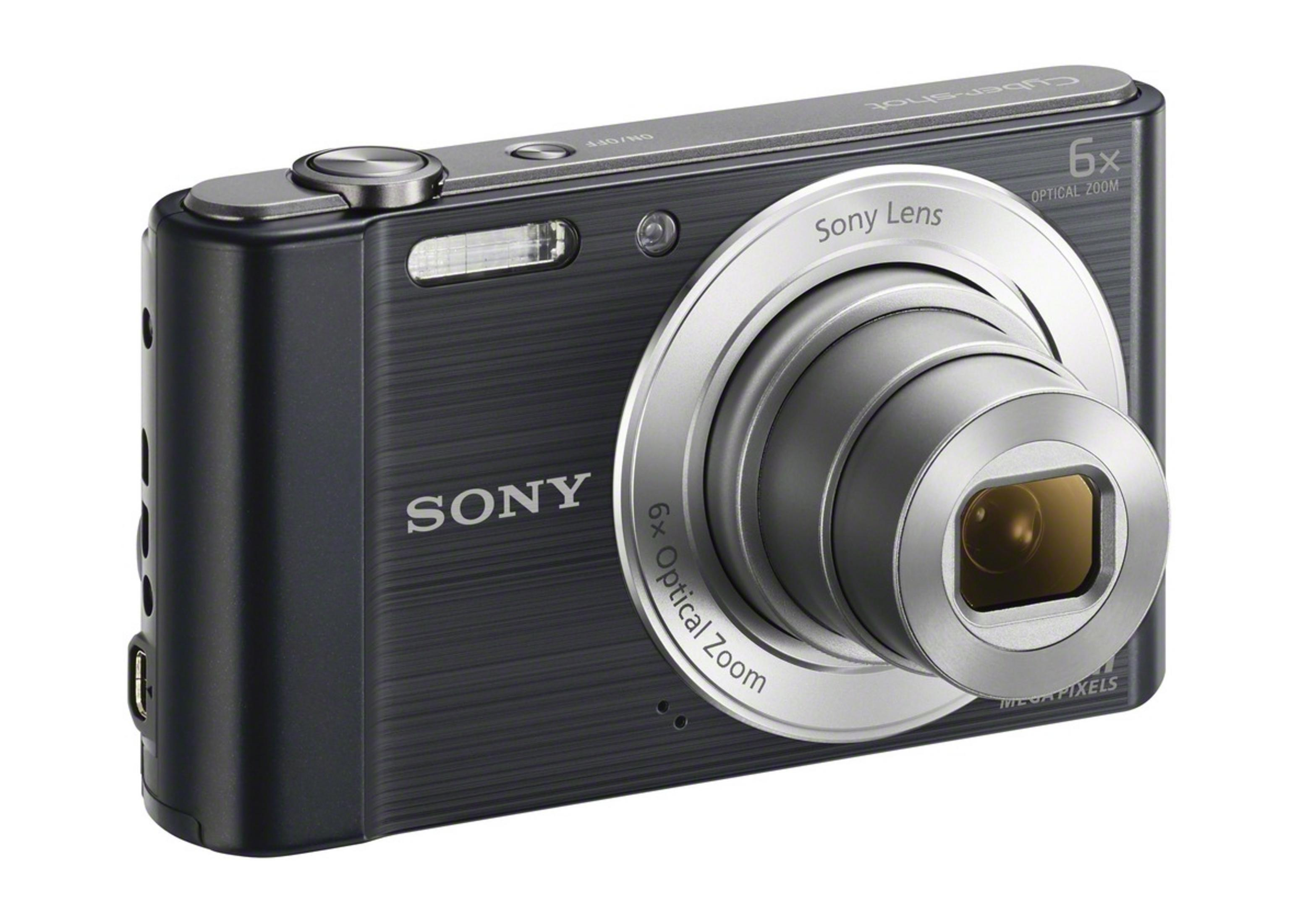Schwarze Sony Cybershot Kamera mit silbernen Akzenten, isoliert auf Weiß. Zeigt Objektiv und Blitz.