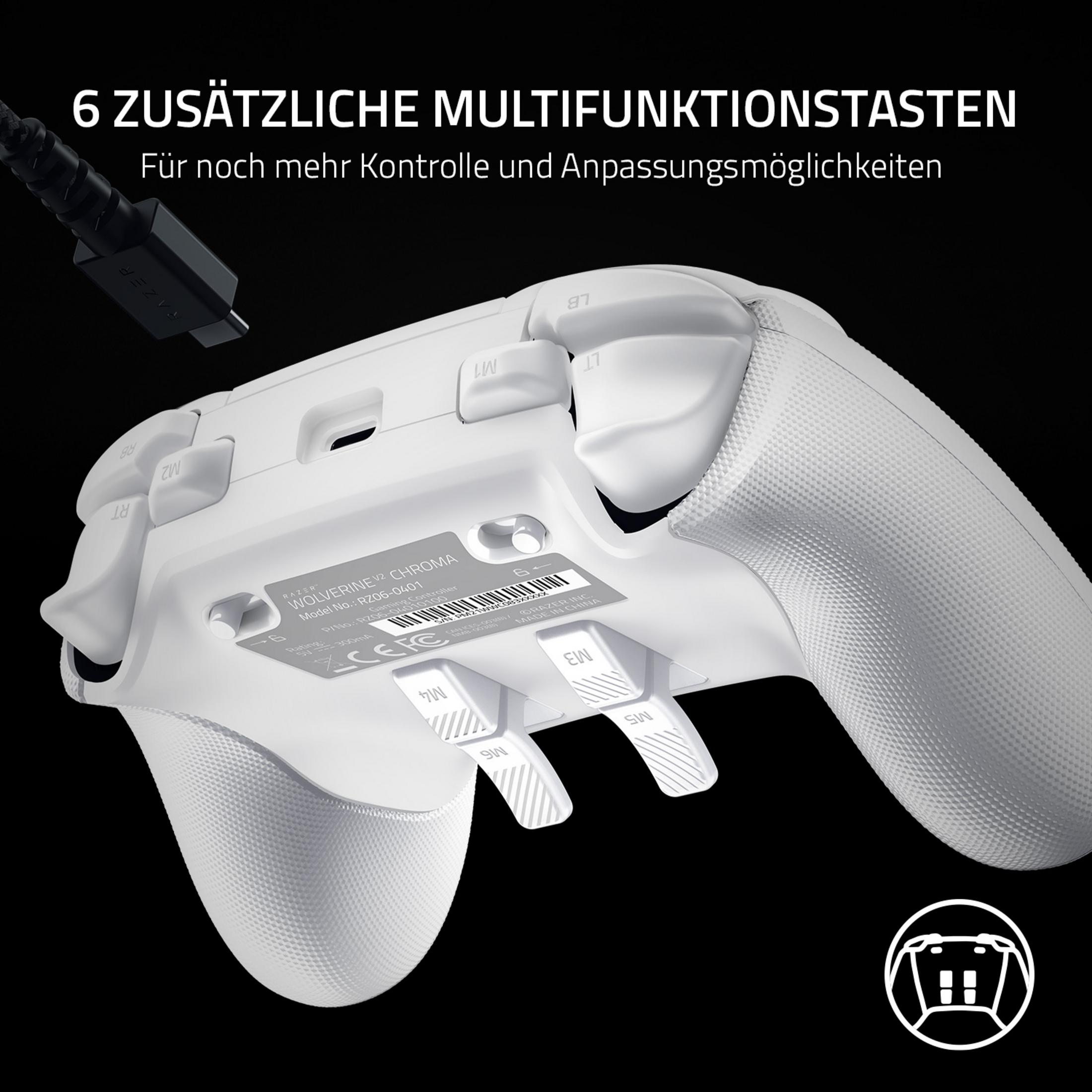 Weißer Gamecontroller mit schwarzem Kabel. Hat Tasten und Auslöser. Schwarzer Hintergrund.