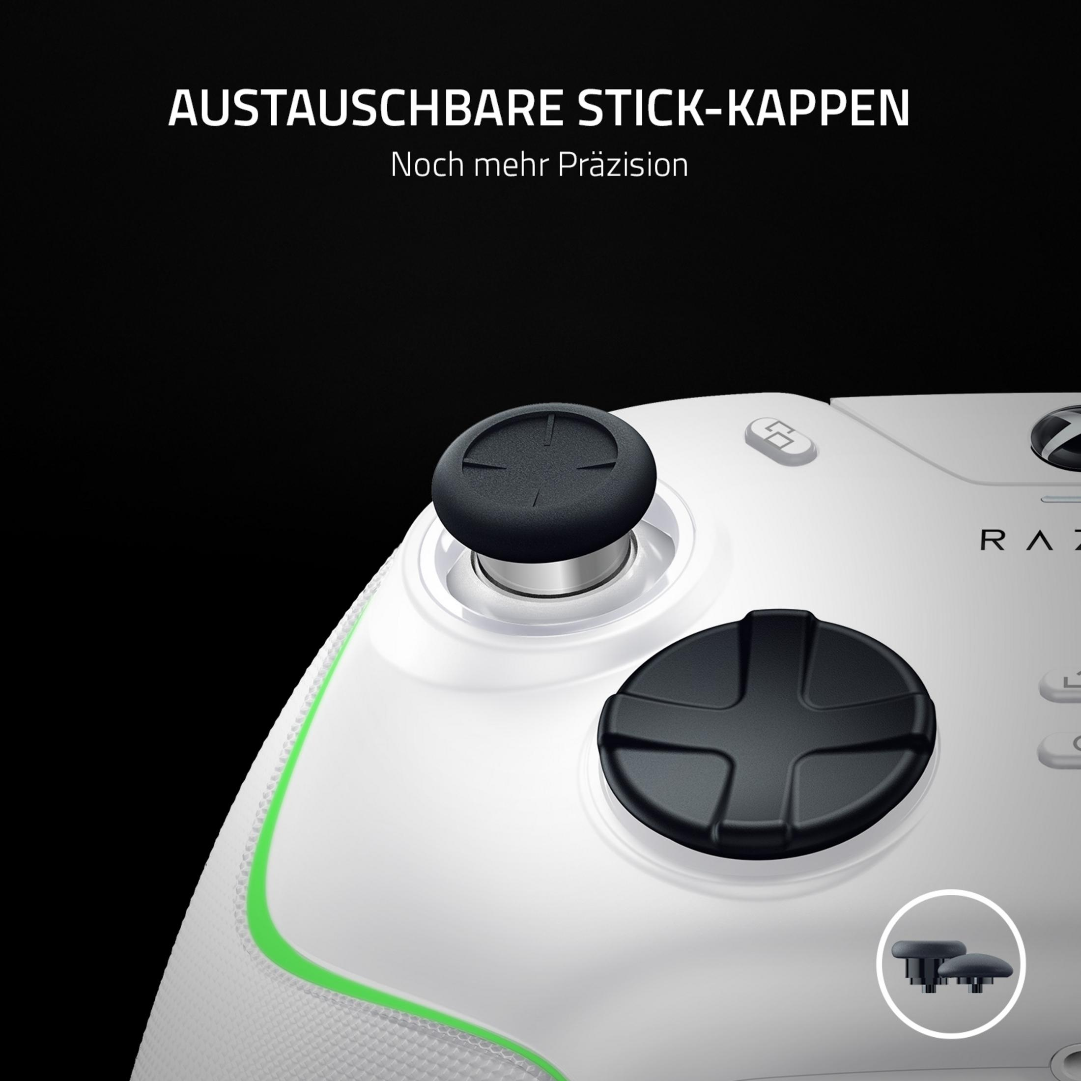 Ein weißer Spielcontroller mit schwarzen Joysticks und Tasten. Text oben.