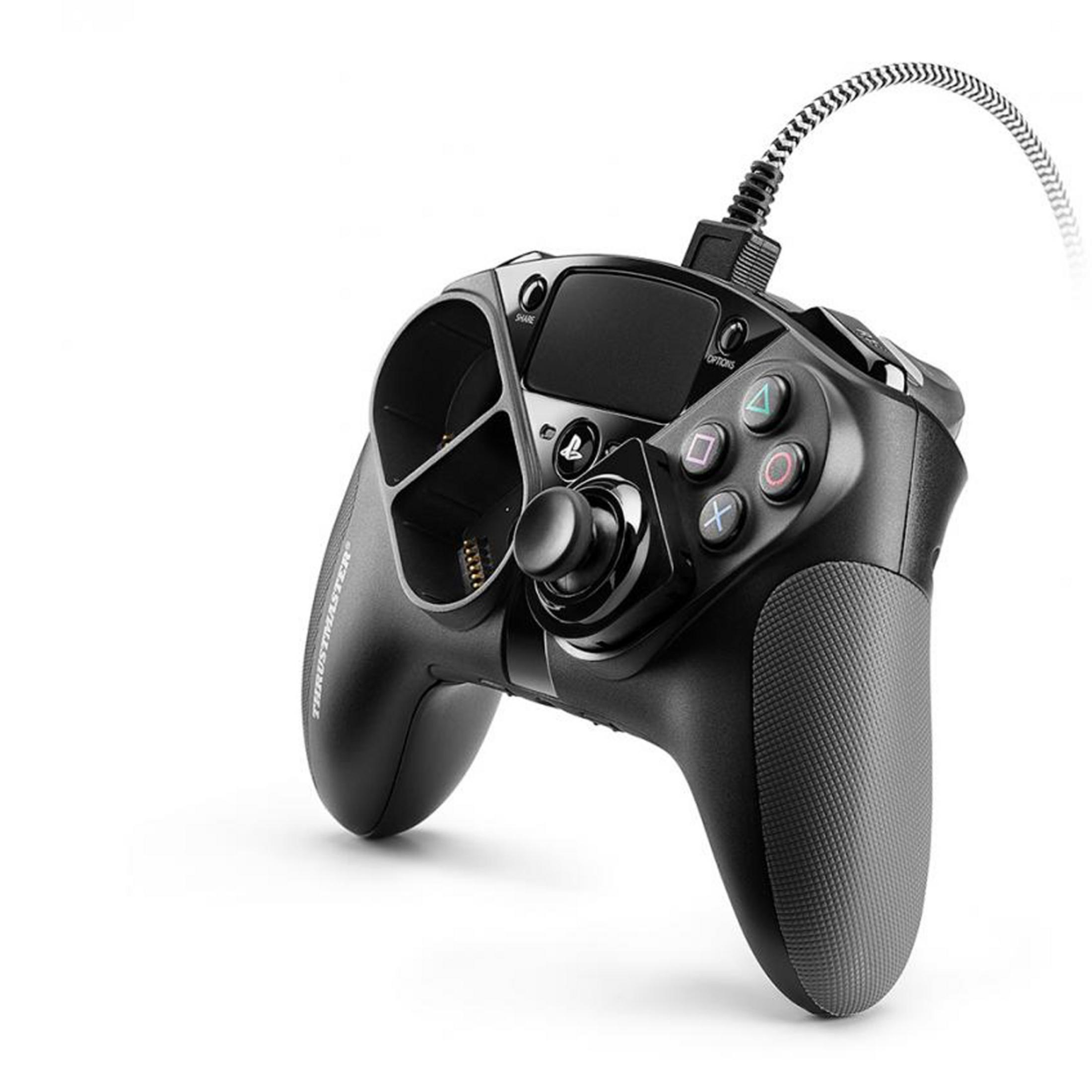 Gamepad Thrustmaster nero con cavo. Ha pulsanti e joystick. Sfondo bianco.