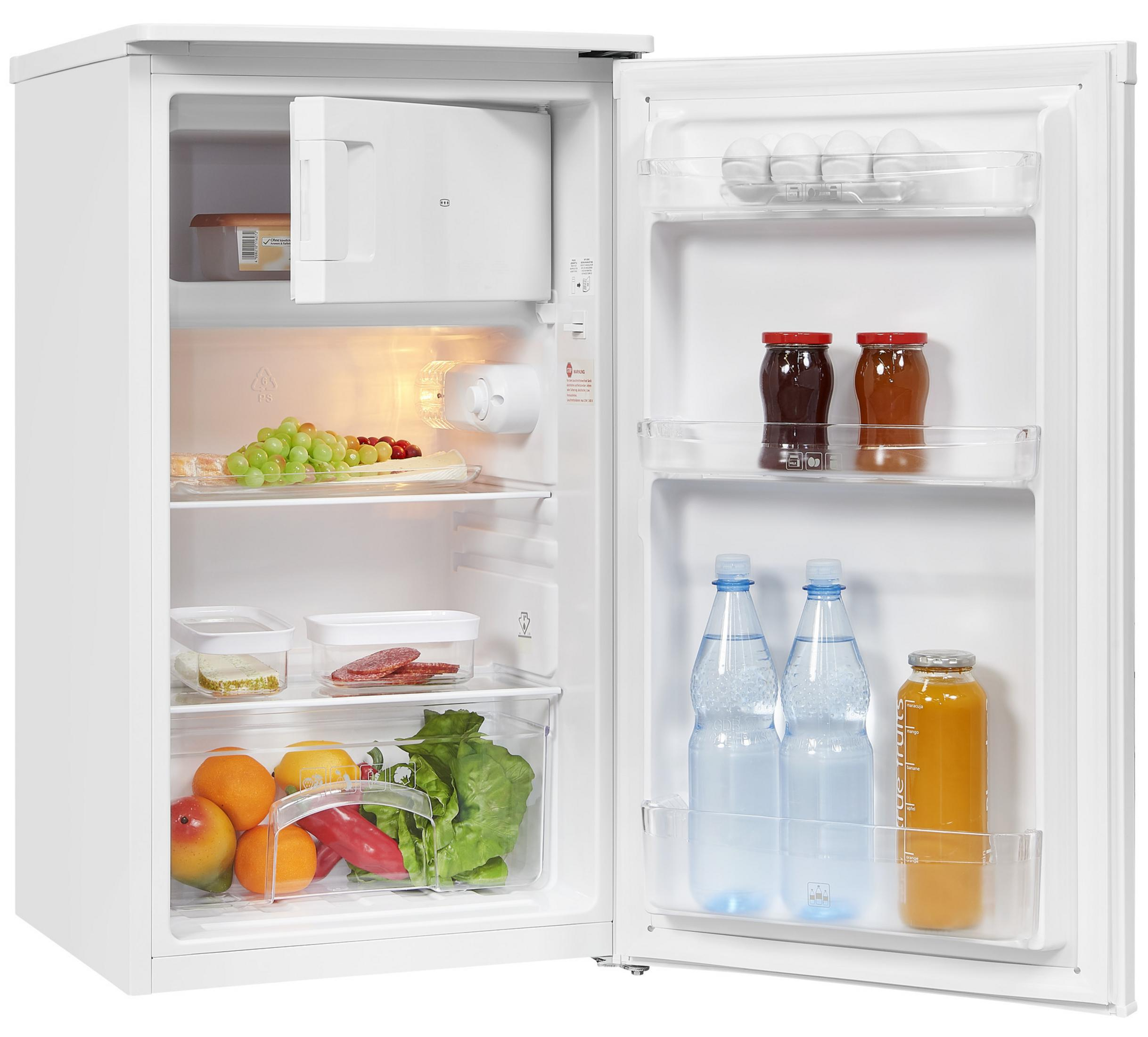 Refrigerador blanco con puerta abierta. Dentro: alimentos en estantes, incluyendo frutas, frascos y botellas.