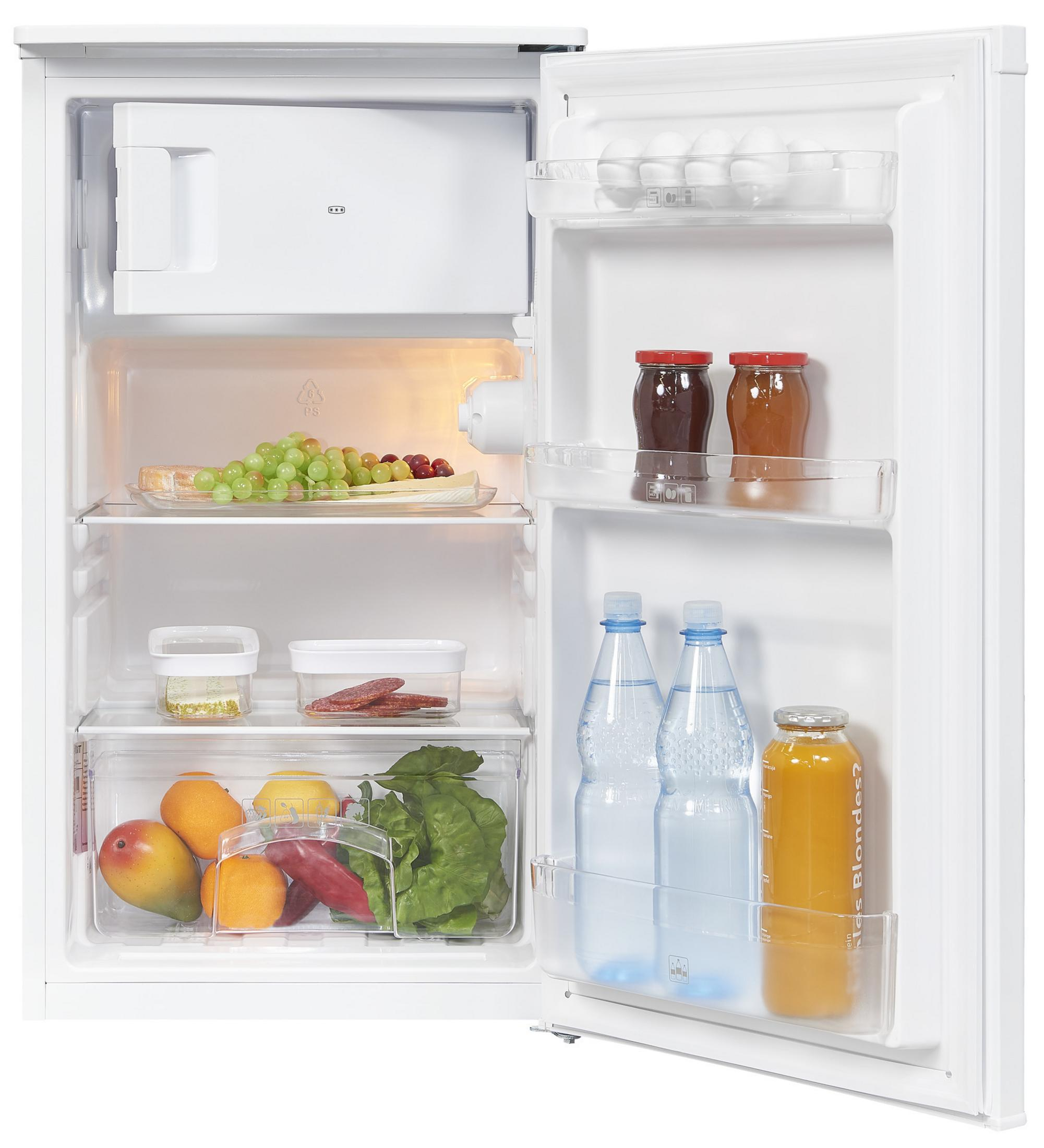 Un refrigerador blanco con la puerta abierta, que revela estantes llenos de alimentos.