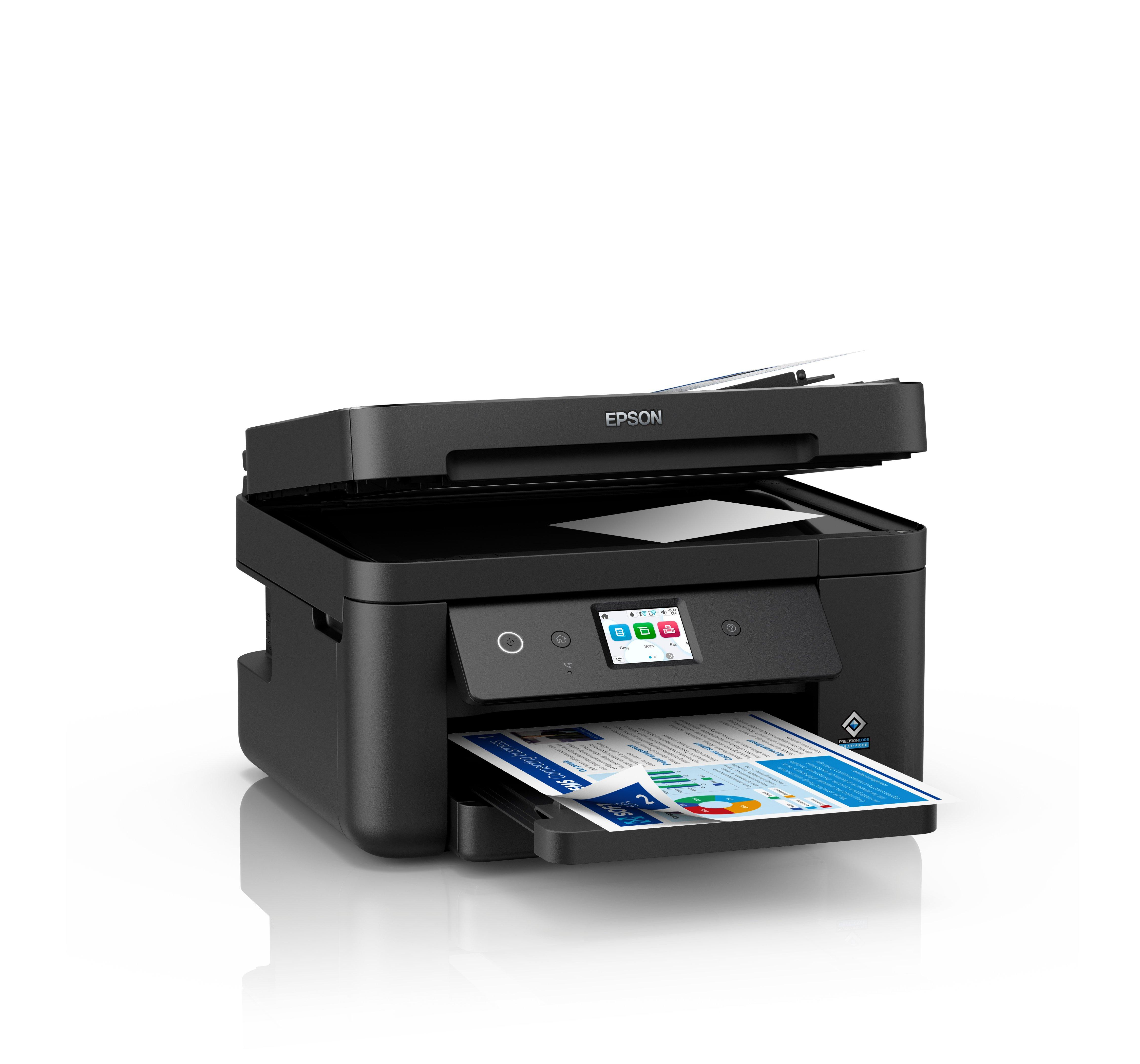 Une imprimante Epson noire avec le bac à papier étendu, montrant des feuilles imprimées, sur fond blanc.
