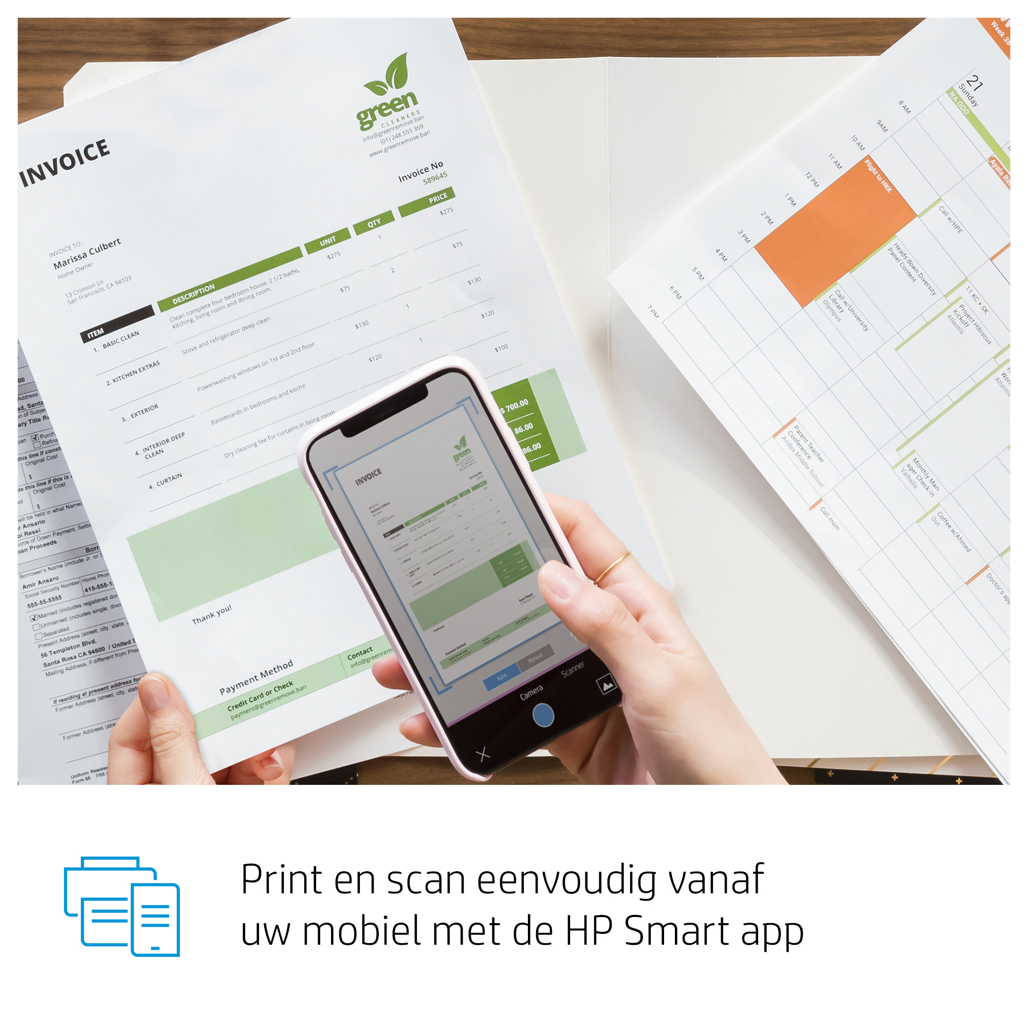 Una persona che scansiona una fattura con uno smartphone, la fattura e un calendario sono visibili.