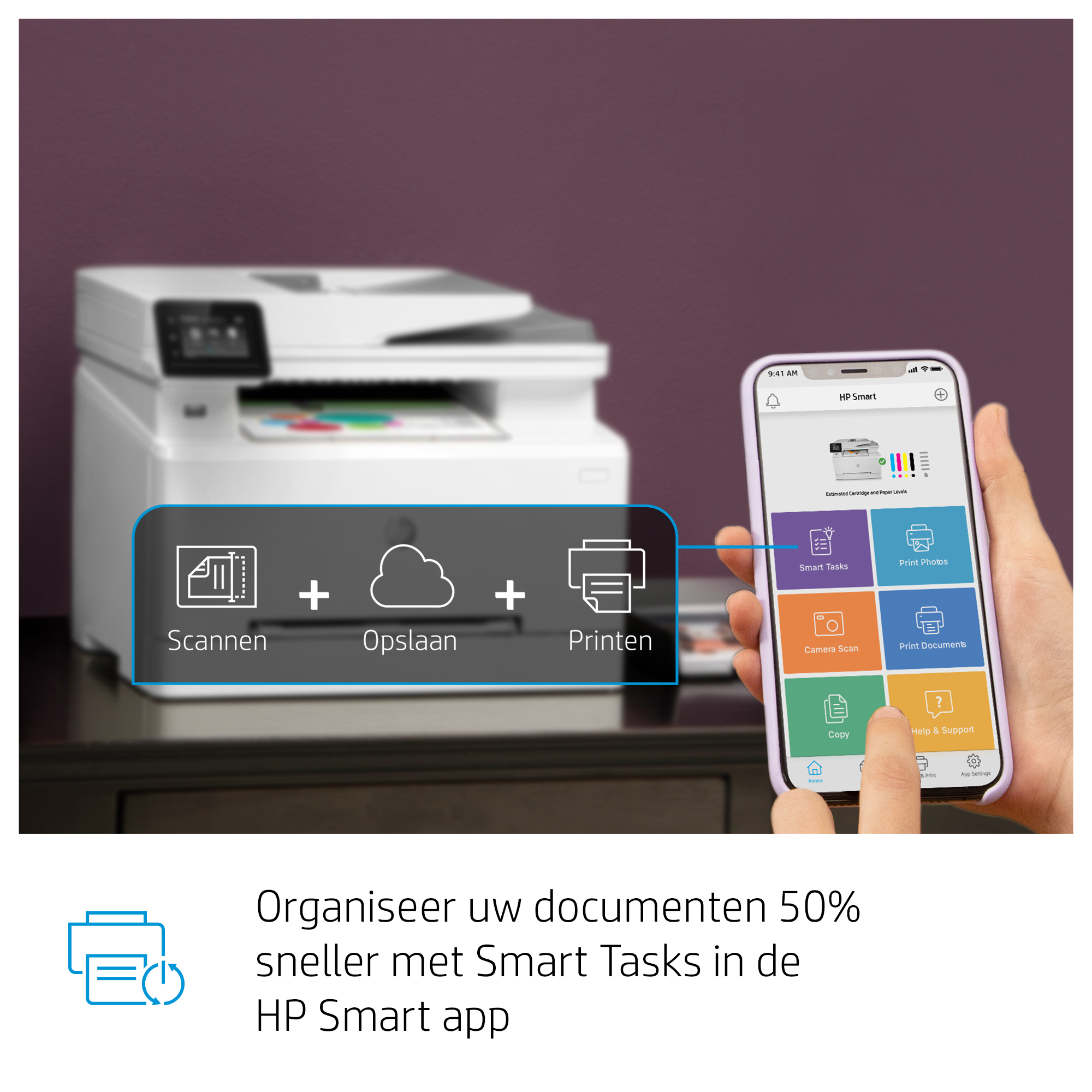 Una persona tiene in mano un telefono con l'interfaccia dell'app HP Smart, accanto alla stampante.