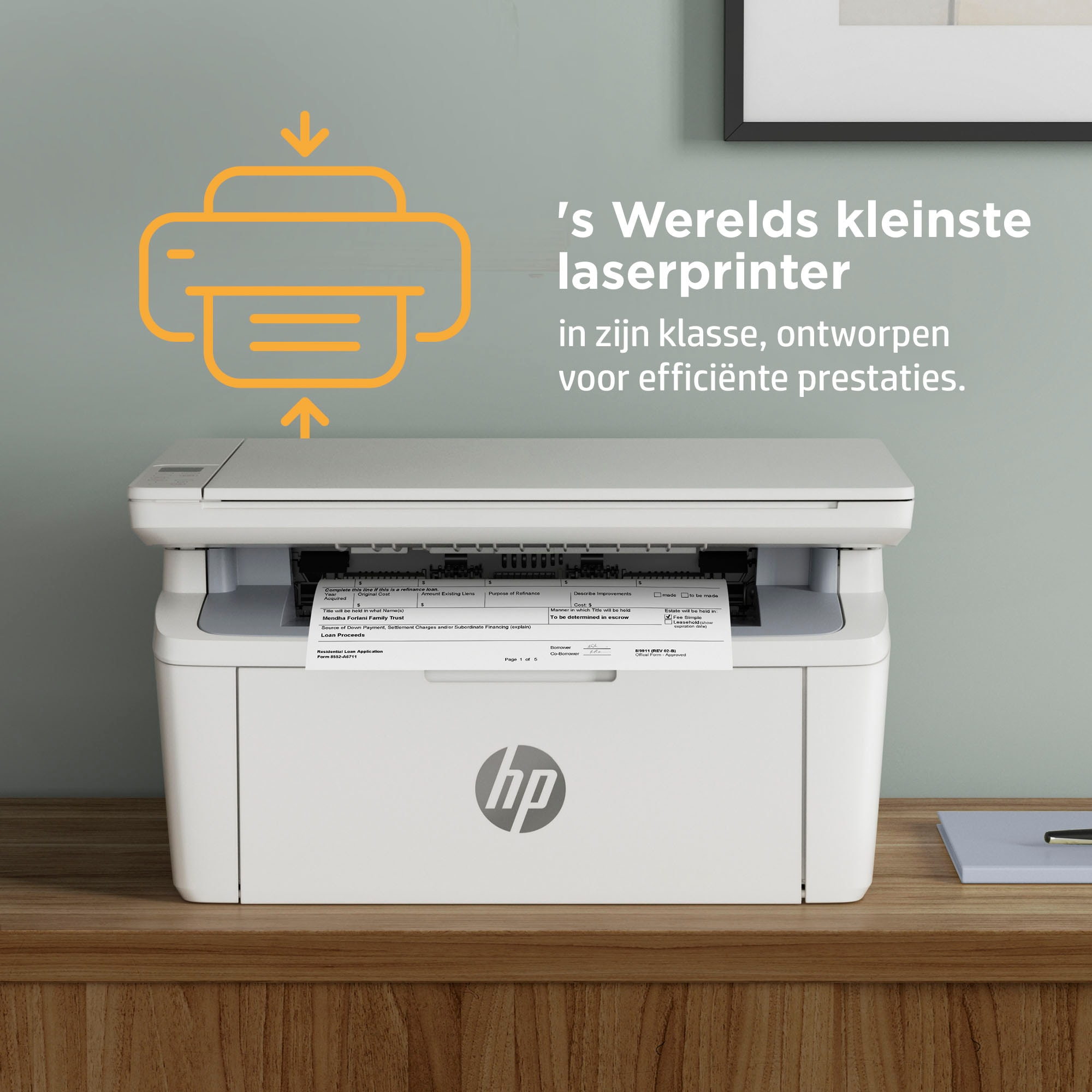Weißer Drucker auf einem Holztisch. Es hat ein bedrucktes Papier drin.