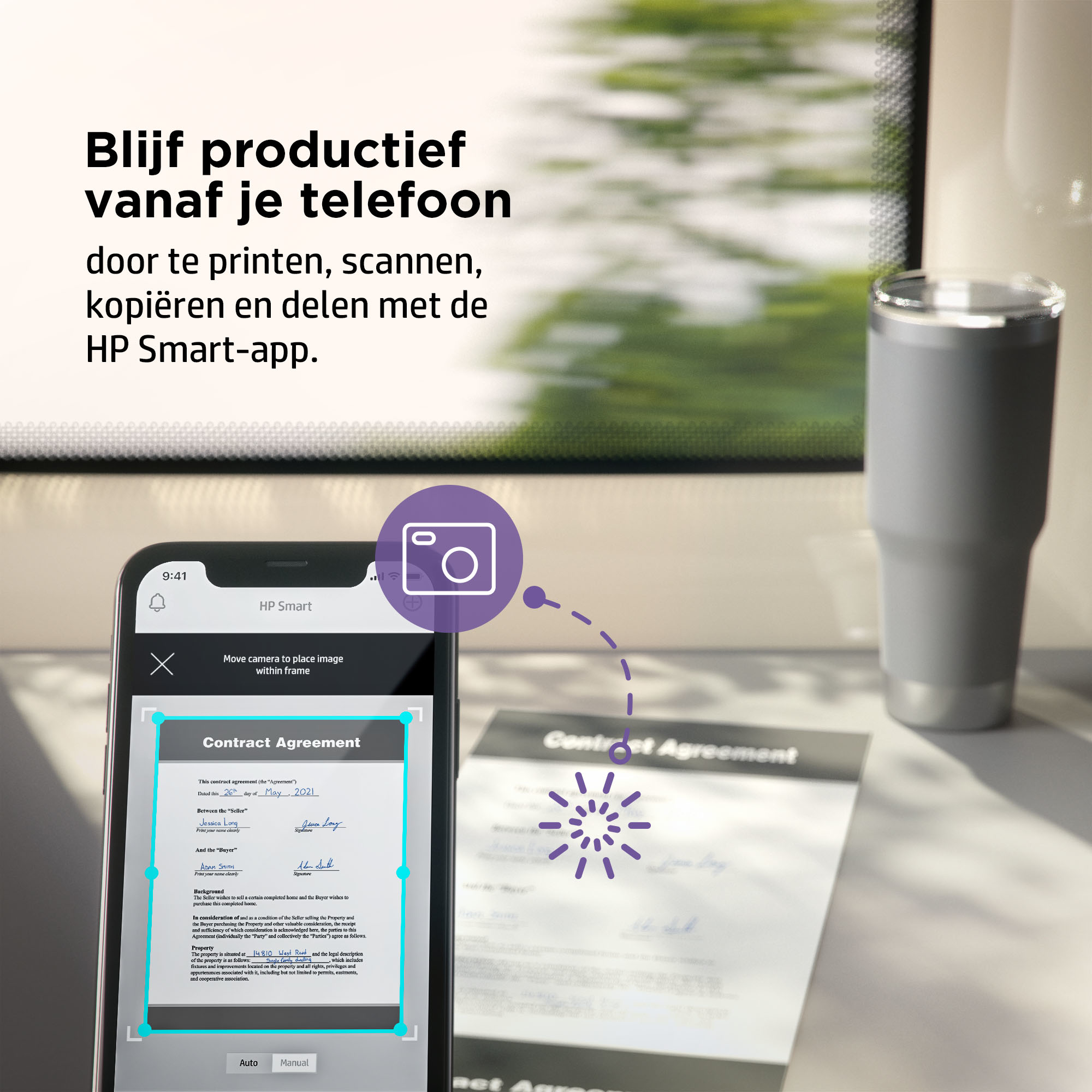 Smartphone scannt Dokument auf Schreibtisch mit Stift und HP Smart-Becher.