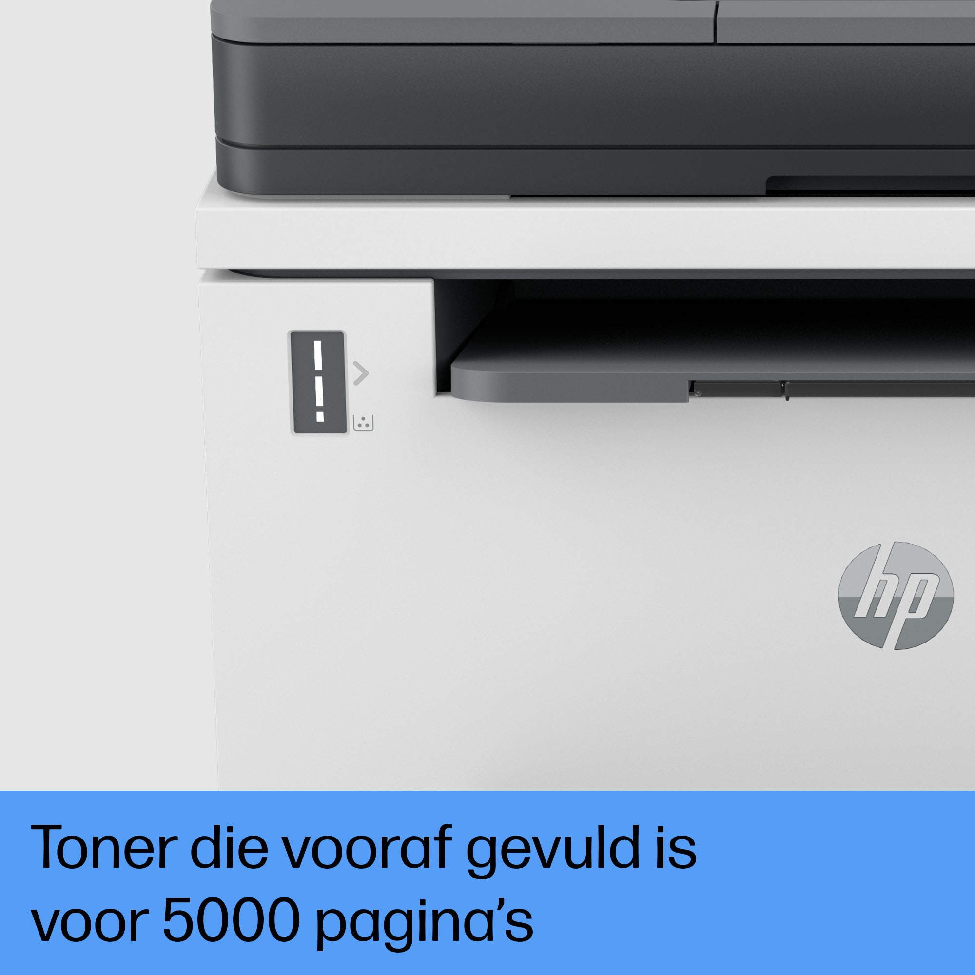 Zbliżenie białej drukarki HP, pokazujące toner i logo HP.