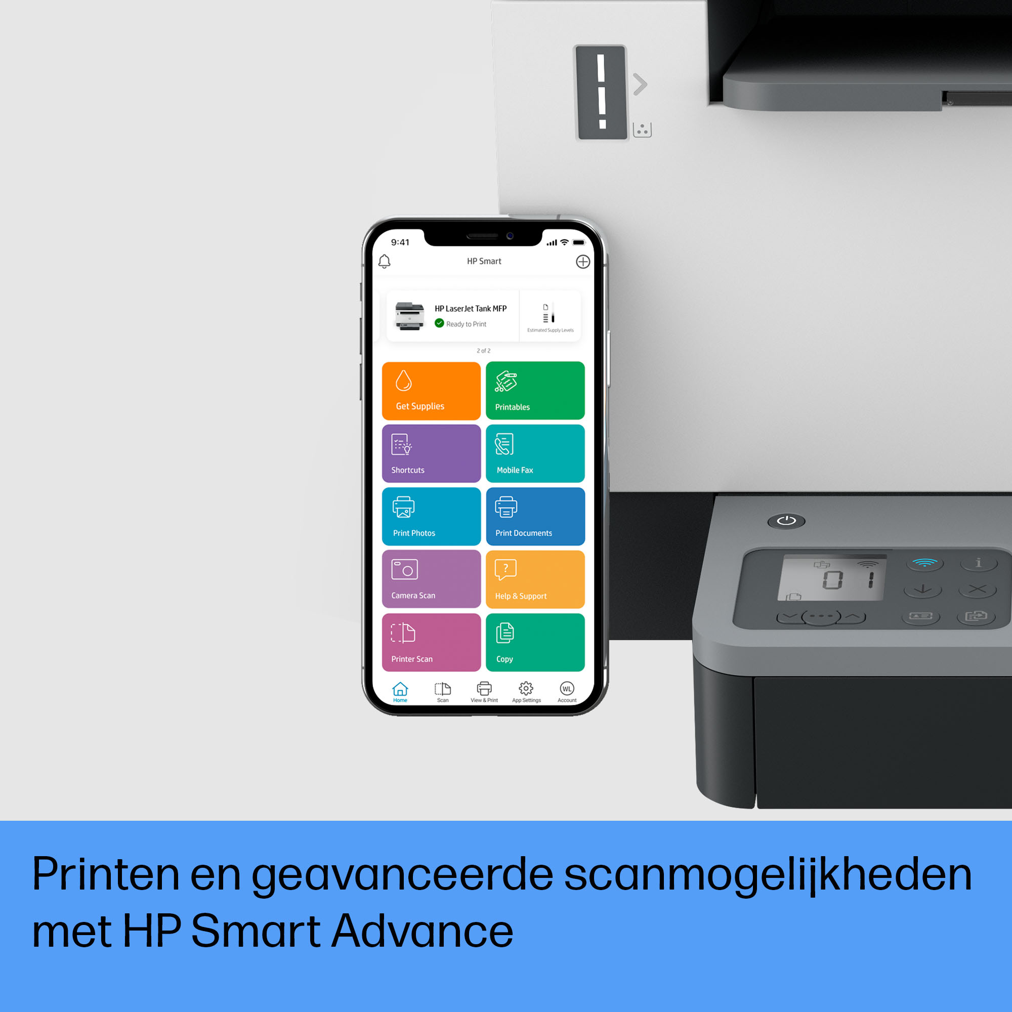 Telefon wyświetla aplikację HP Smart w pobliżu drukarki. Aplikacja pokazuje opcje drukowania.