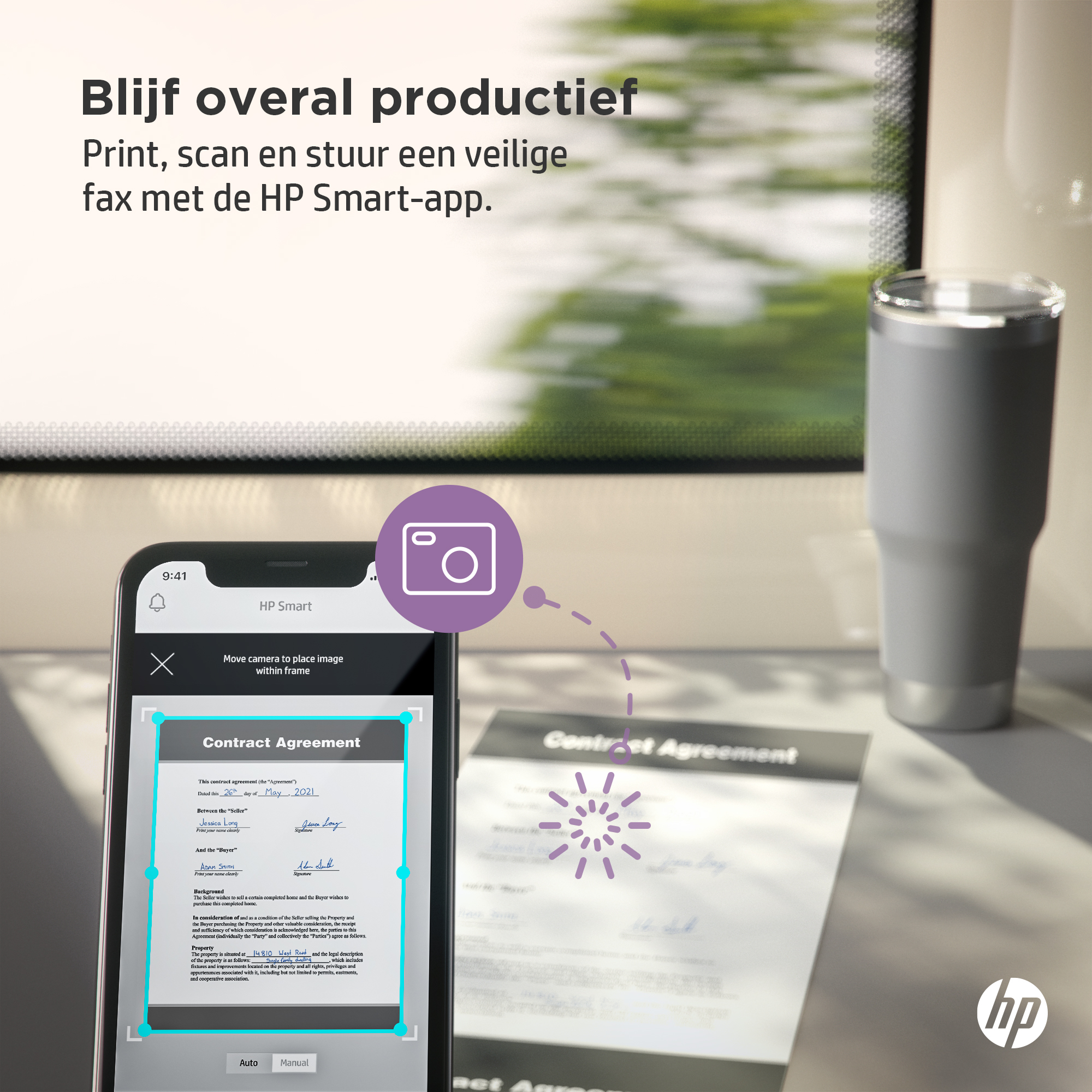 Telefon skanujący dokument, z drukarką HP i kubkiem z boku.