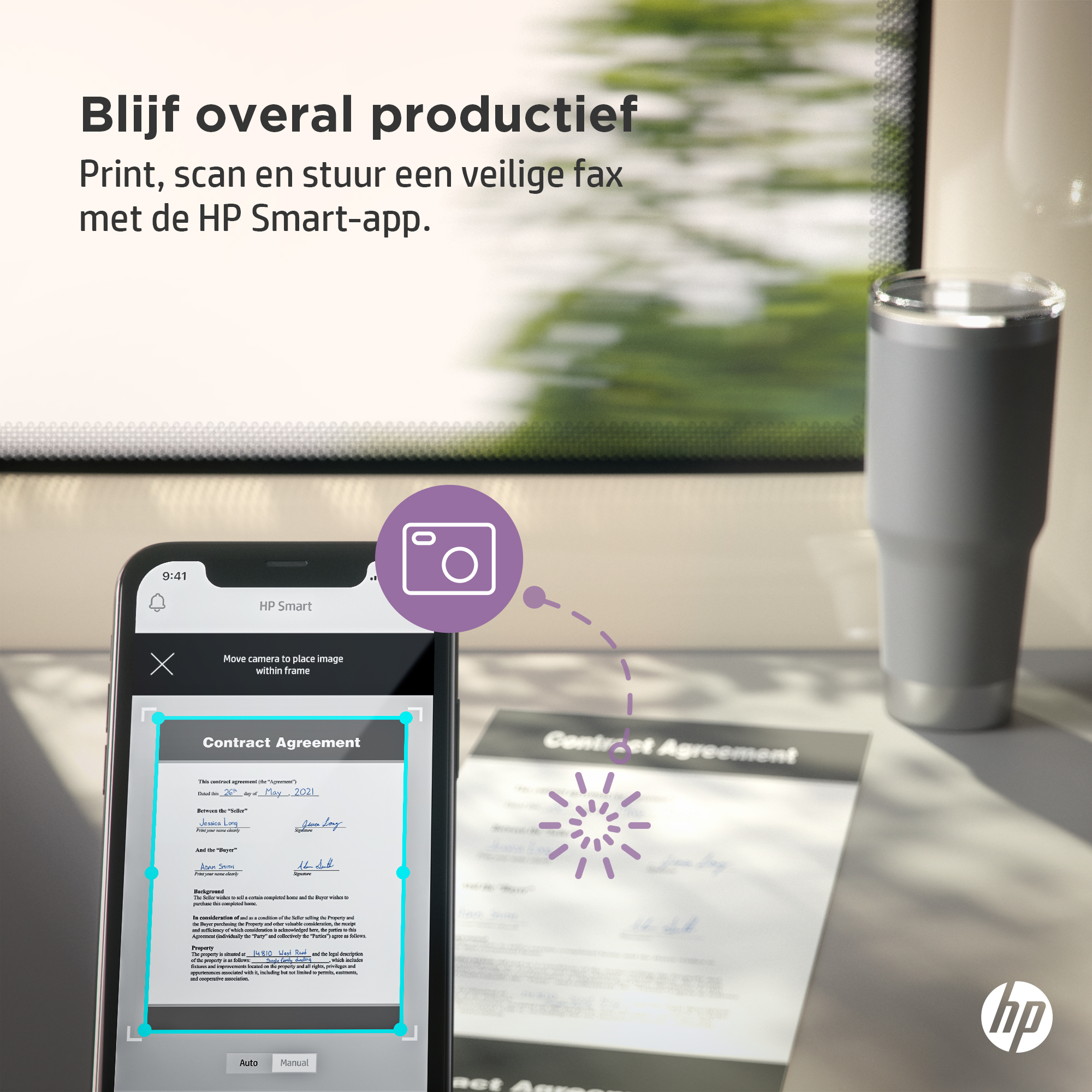 Telefon skanujący umowę z kubkiem i dokumentem w tle.