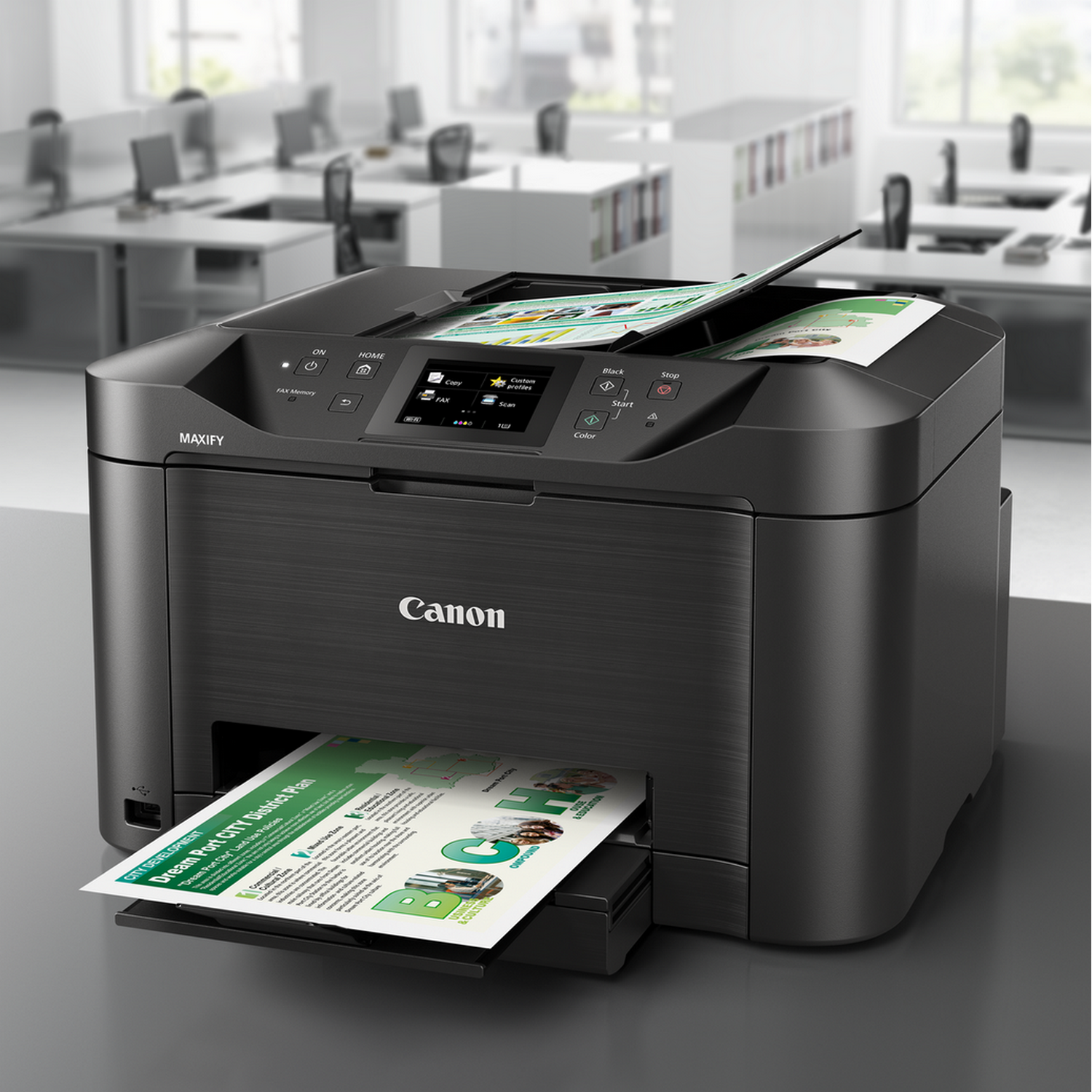 Czarna drukarka Canon MAXIFY drukująca dokument, na biurku z tłem biurowym.