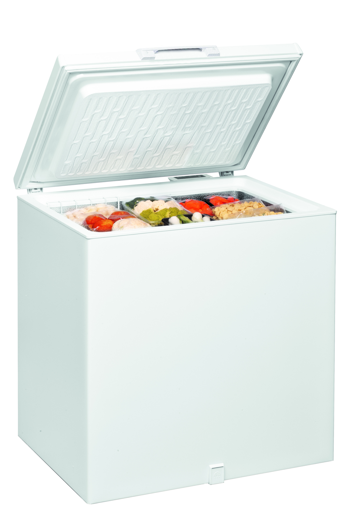 Un congelador horizontal blanco con la tapa abierta, lleno de alimentos congelados.