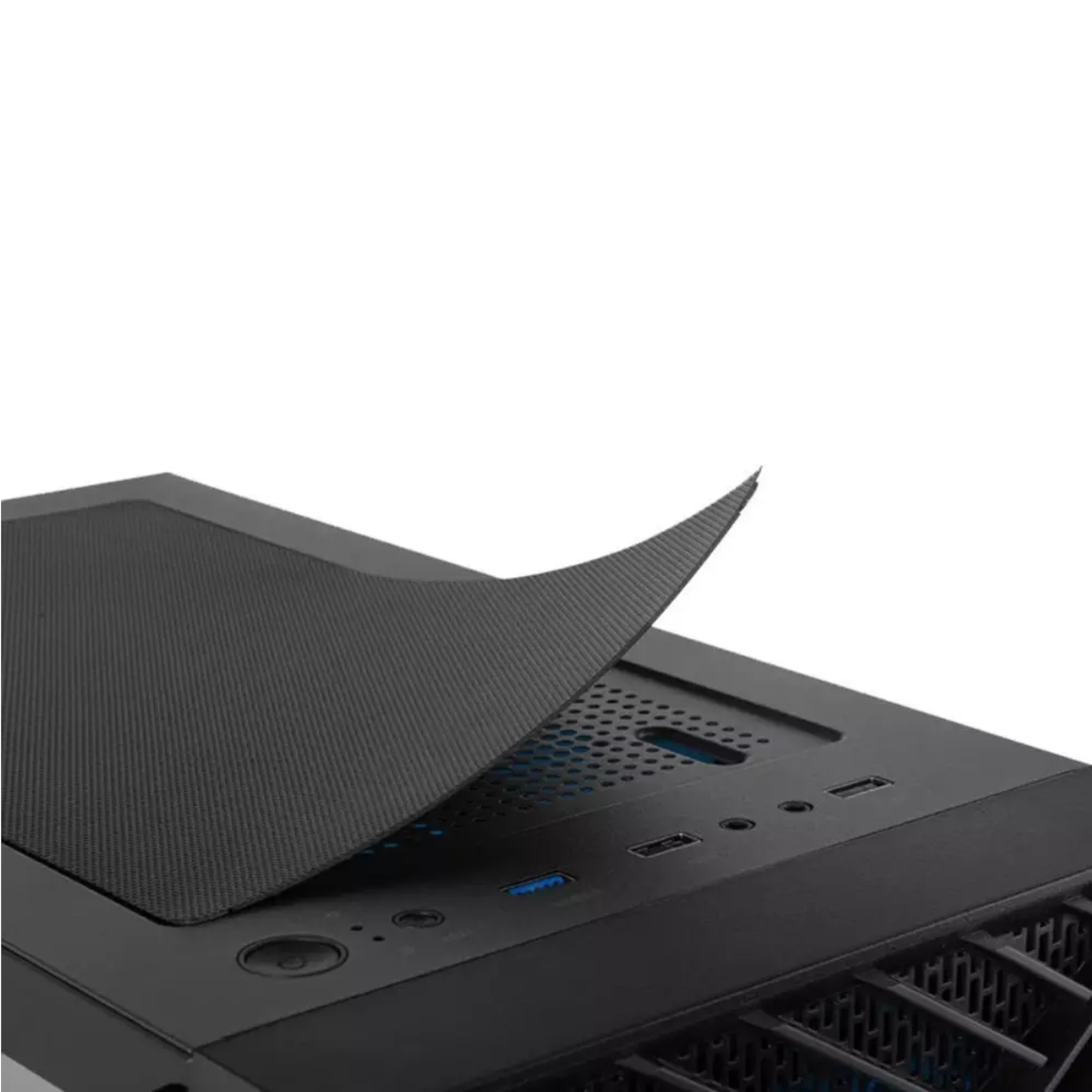 Carcasa de computadora negra con ventilación y tapa parcialmente abierta, mostrando puertos USB.