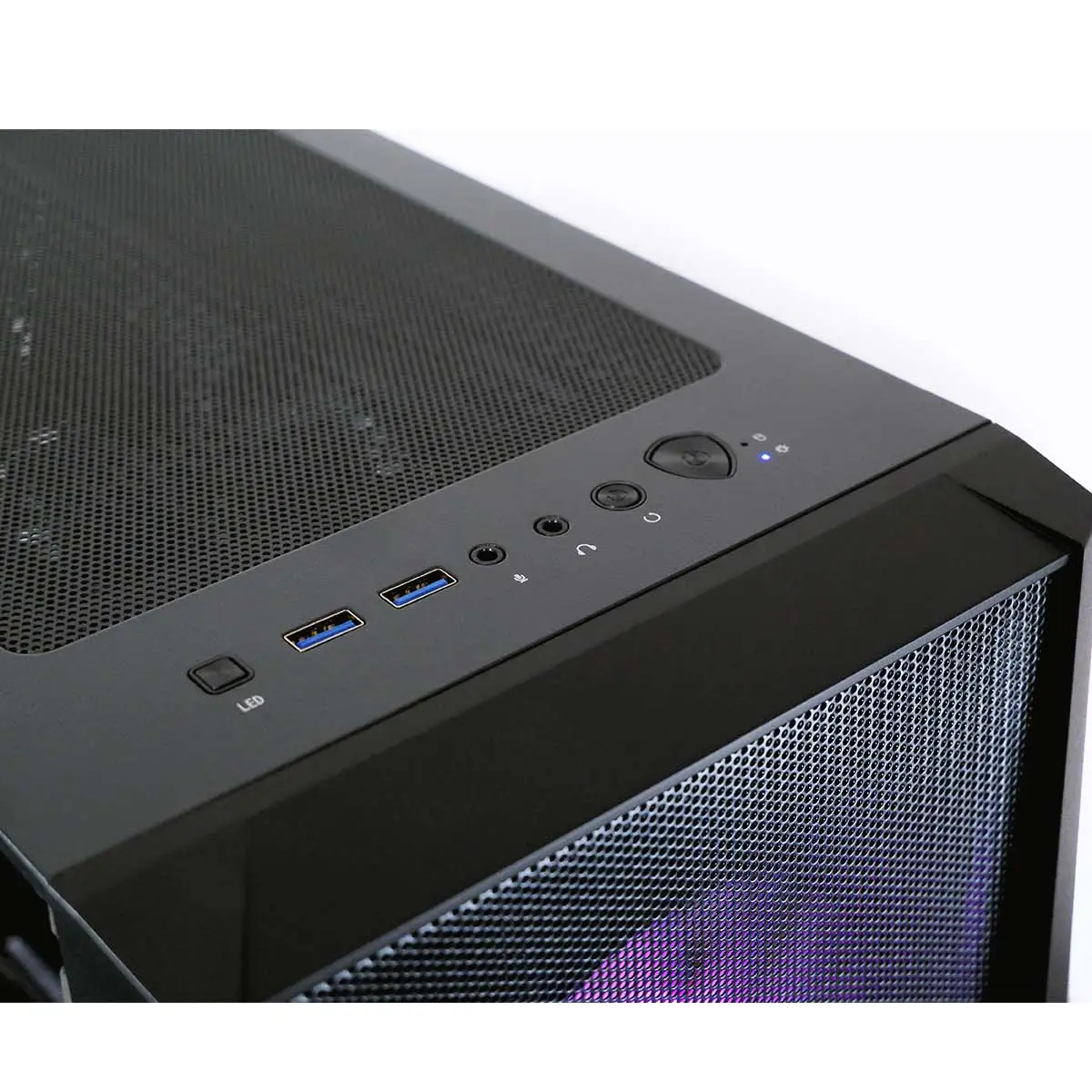 Vista superior de una caja de computadora negra con puertos USB.