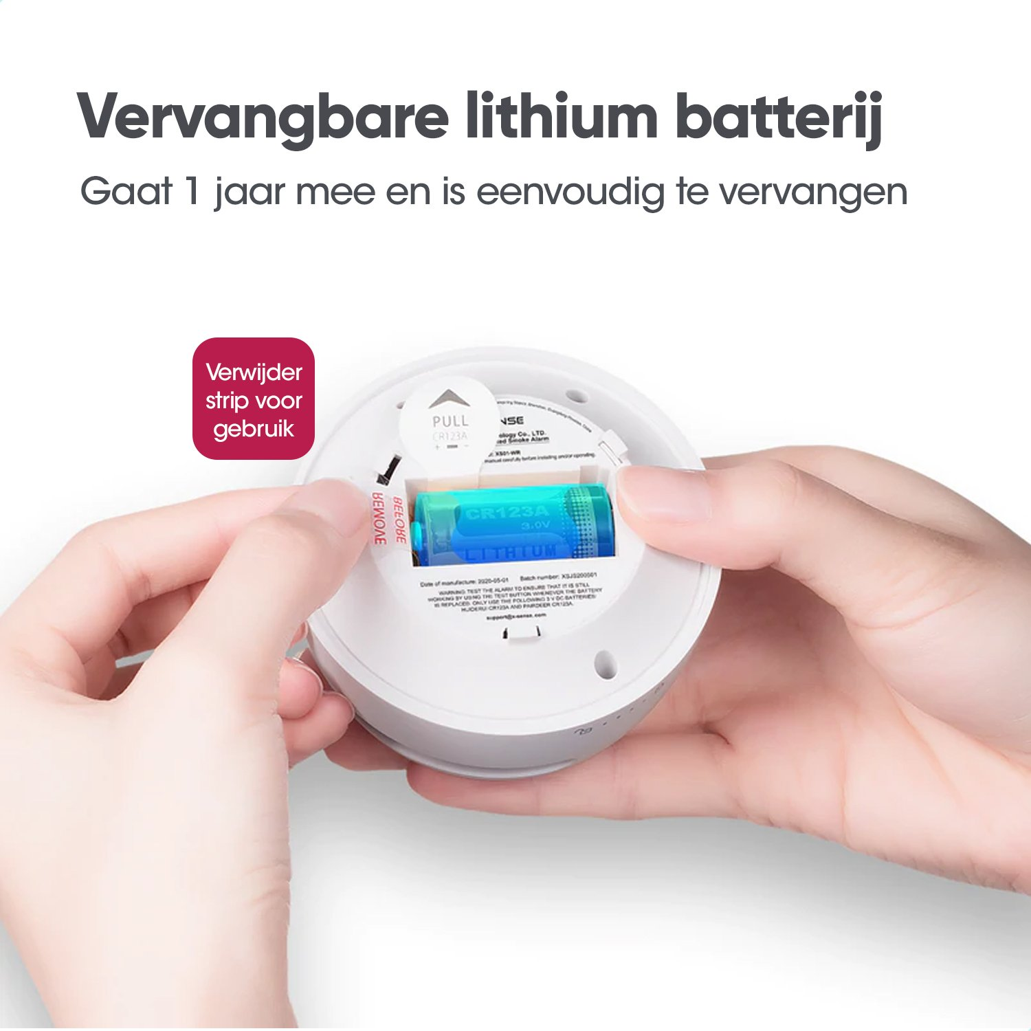 Person ersetzt eine Batterie in einem weißen Rauchmelder. Text weist auf eine austauschbare Batterie hin.