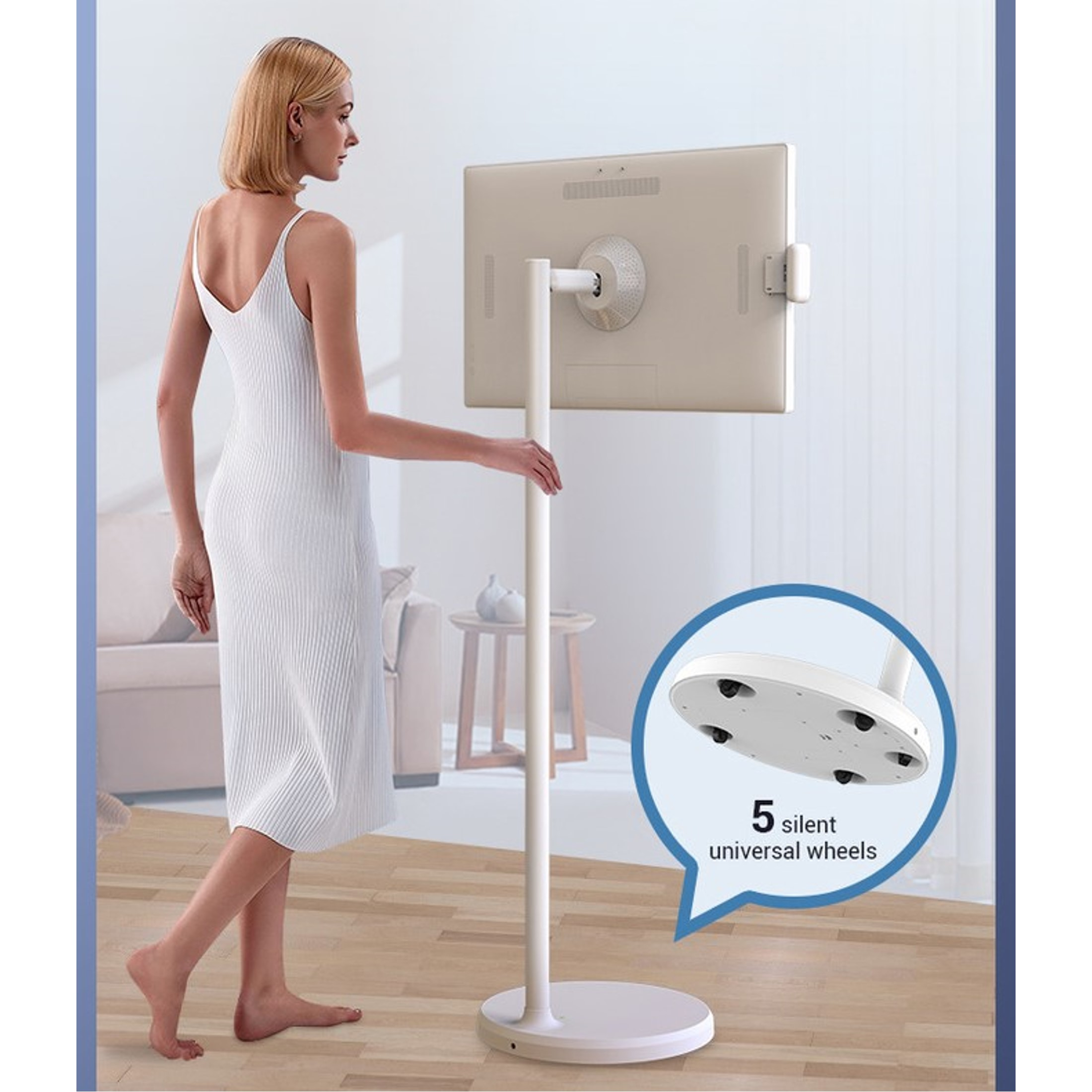 Frau und TV-Ständer. Ständer ist weiß. Fernseher ist auf dem Ständer montiert. Fünf Räder an der Basis.